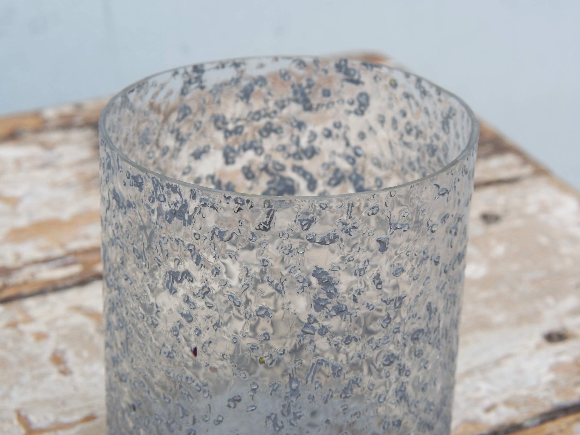 Vaso in vetro decorato, lavorato artigialmente.  Dimensioni diametro 12 h14m.