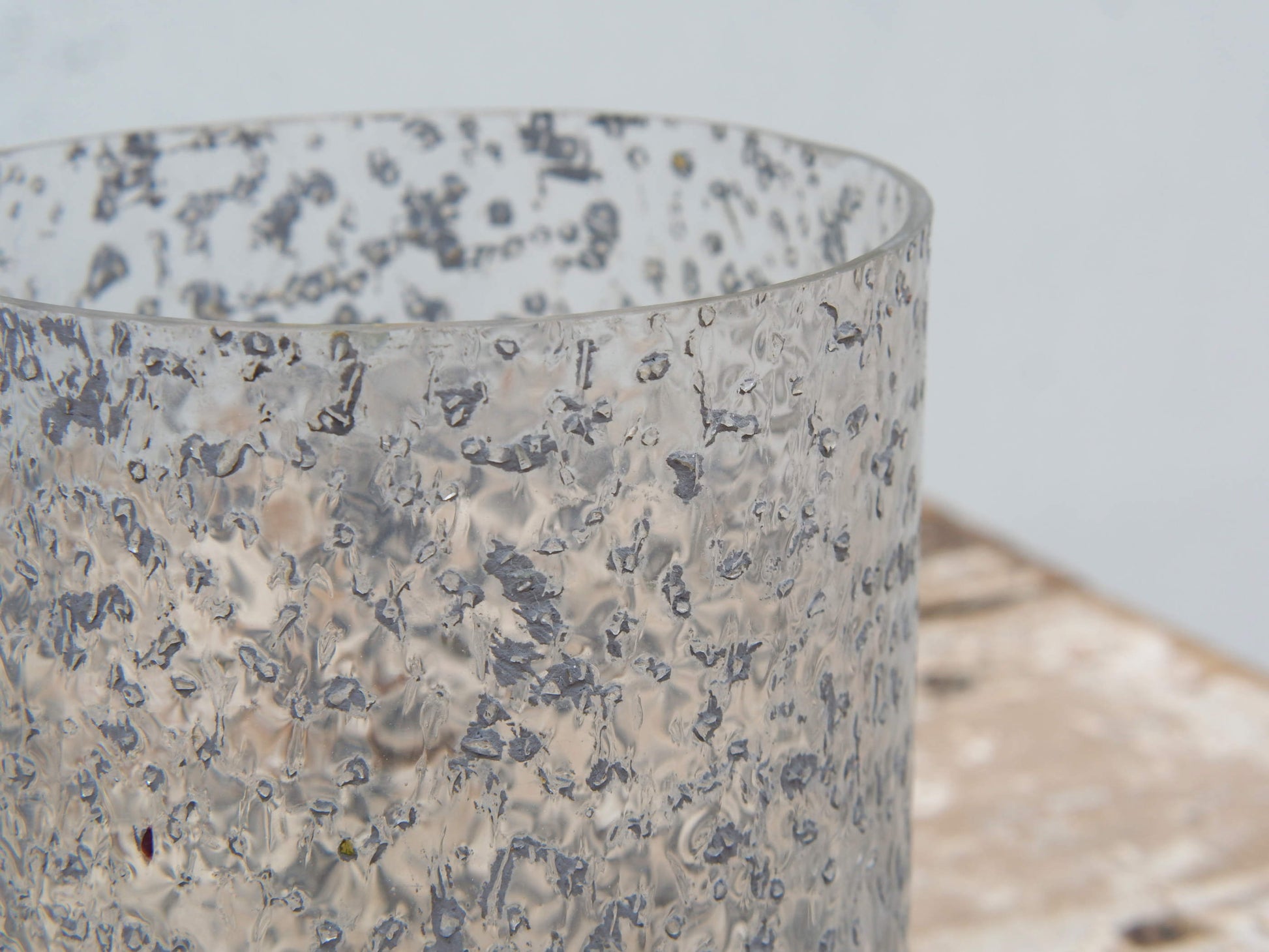 Vaso in vetro decorato, lavorato artigialmente.  Dimensioni diametro 12 h14m.