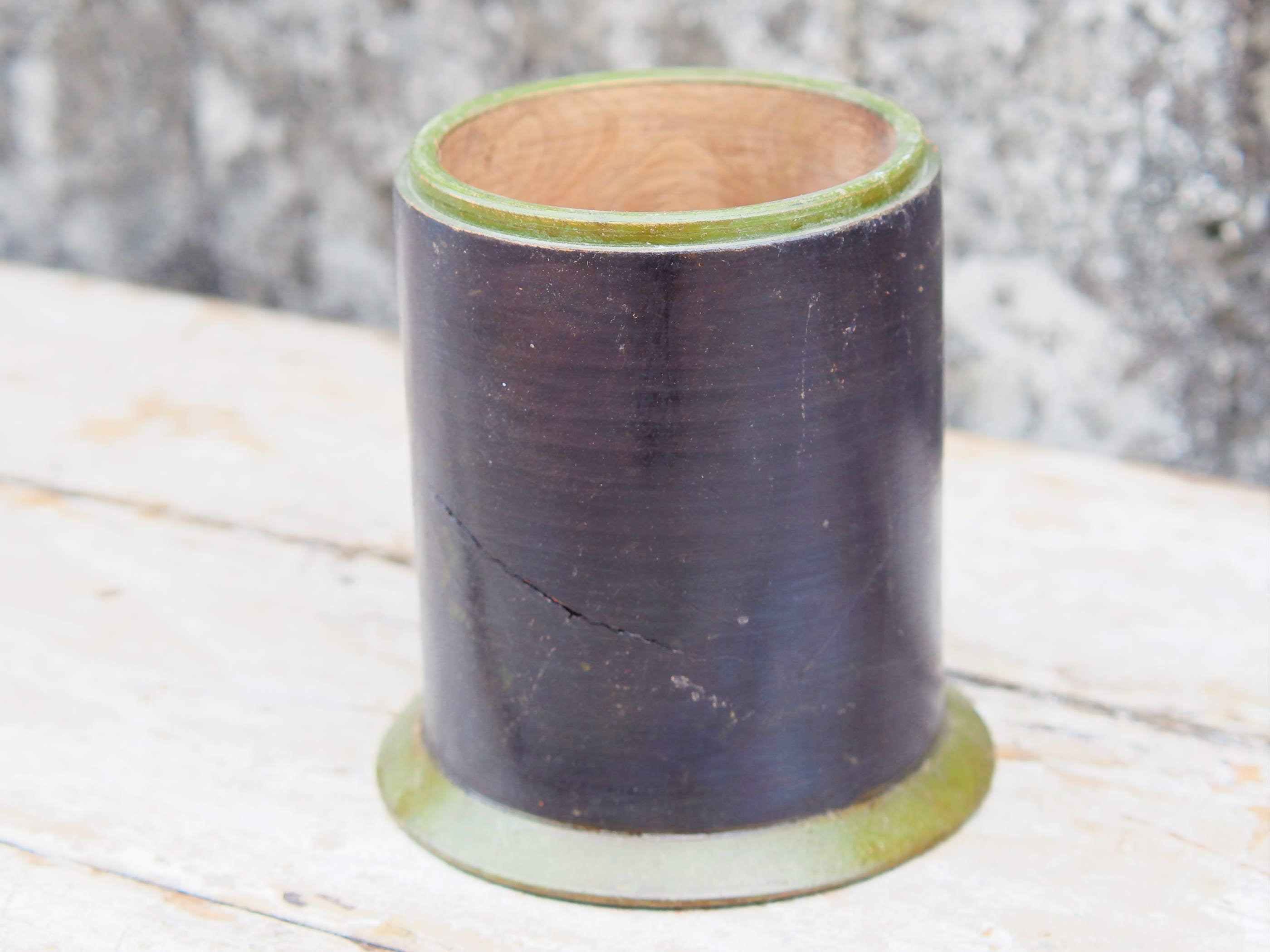 Vaso indiano in legno dipinto e laccato. Ricavato da un unico tronco di legno incavato. Databile anni 40/50.  dimensioni diametro base 14cm, foro interno 10cm, h 16cm.