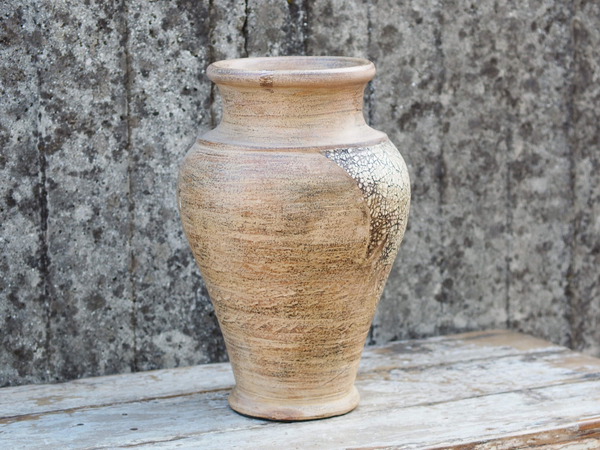 vaso in terracotta e gusci d'uovo, realizzato a mano. provenienza India. volendo si puo' avere in qualsiasi colore.  dimensioni diametro 28 h 44 cm