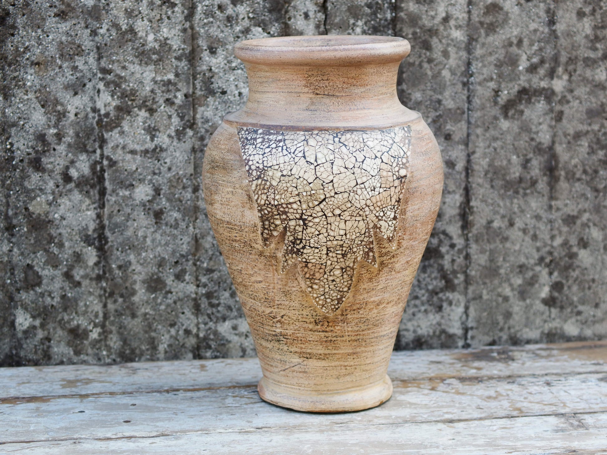 vaso in terracotta e gusci d'uovo, realizzato a mano. provenienza India. volendo si puo' avere in qualsiasi colore.  dimensioni diametro 28 h 44 cm