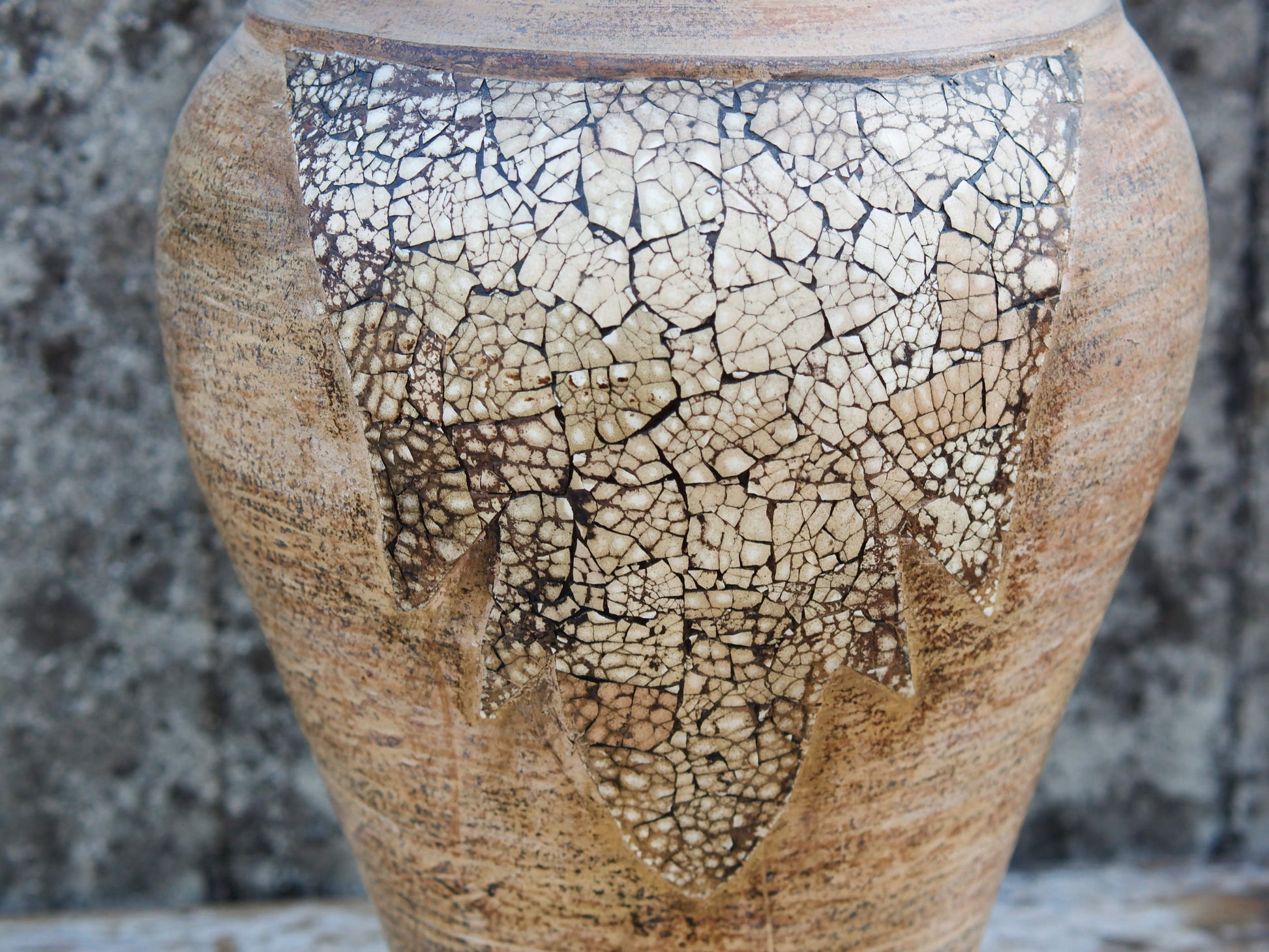 vaso in terracotta e gusci d'uovo, realizzato a mano. provenienza India. volendo si puo' avere in qualsiasi colore.  dimensioni diametro 28 h 44 cm