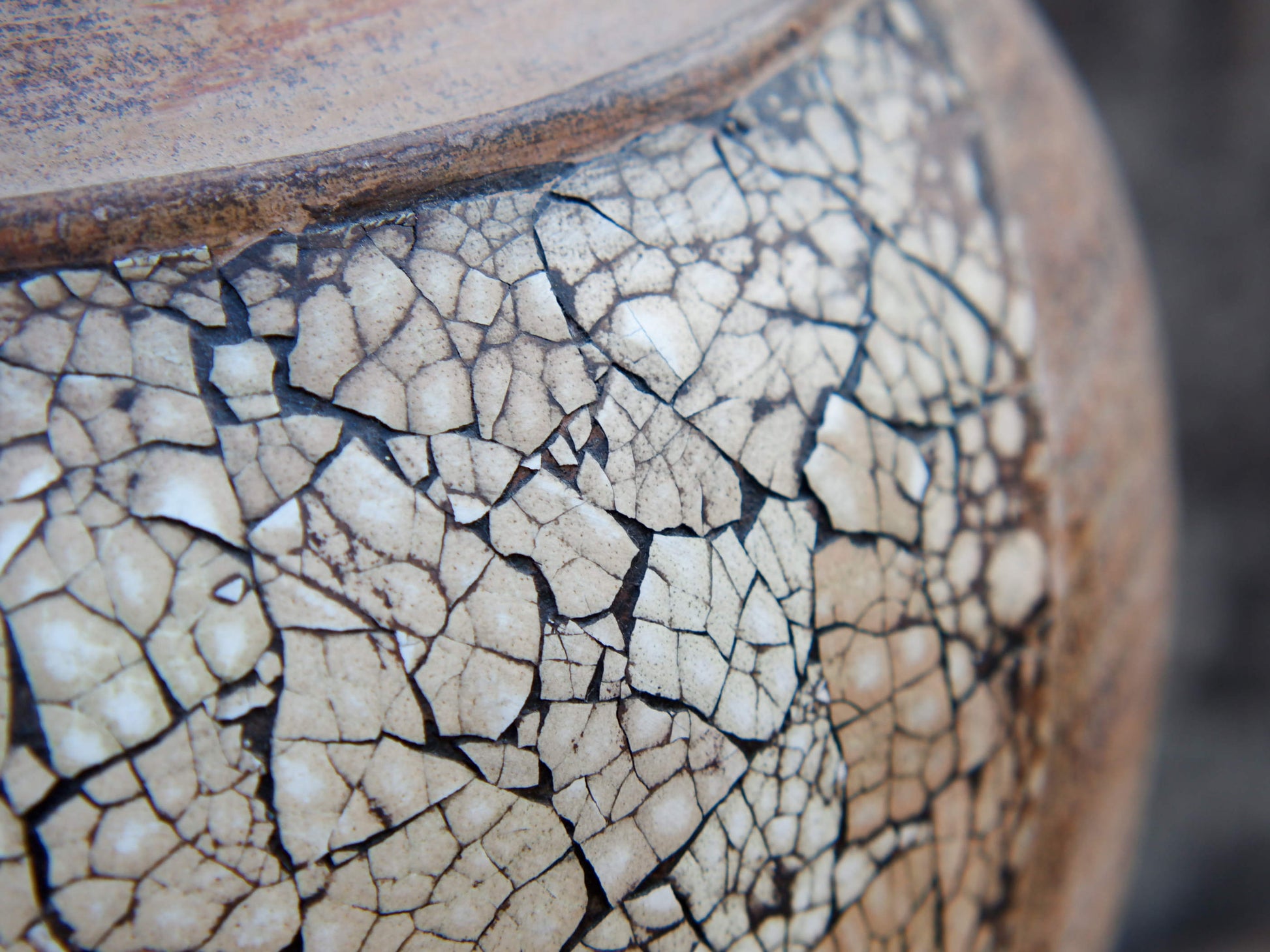vaso in terracotta e gusci d'uovo, realizzato a mano. provenienza India. volendo si puo' avere in qualsiasi colore.  dimensioni diametro 28 h 44 cm