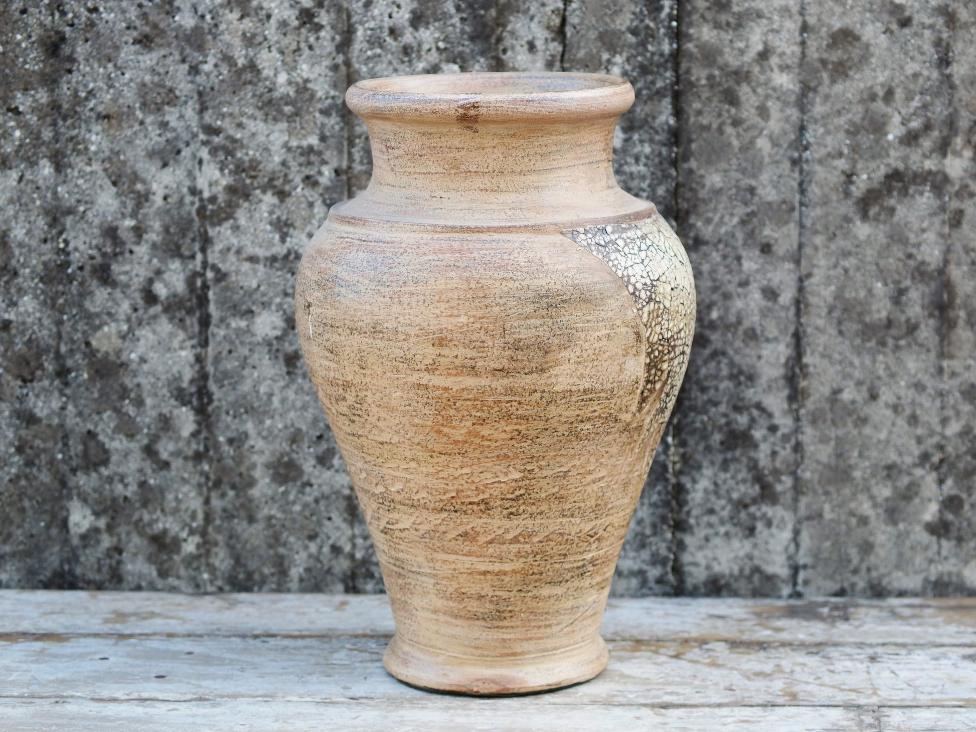 vaso in terracotta e gusci d'uovo, realizzato a mano. provenienza India. volendo si puo' avere in qualsiasi colore.  dimensioni diametro 28 h 44 cm