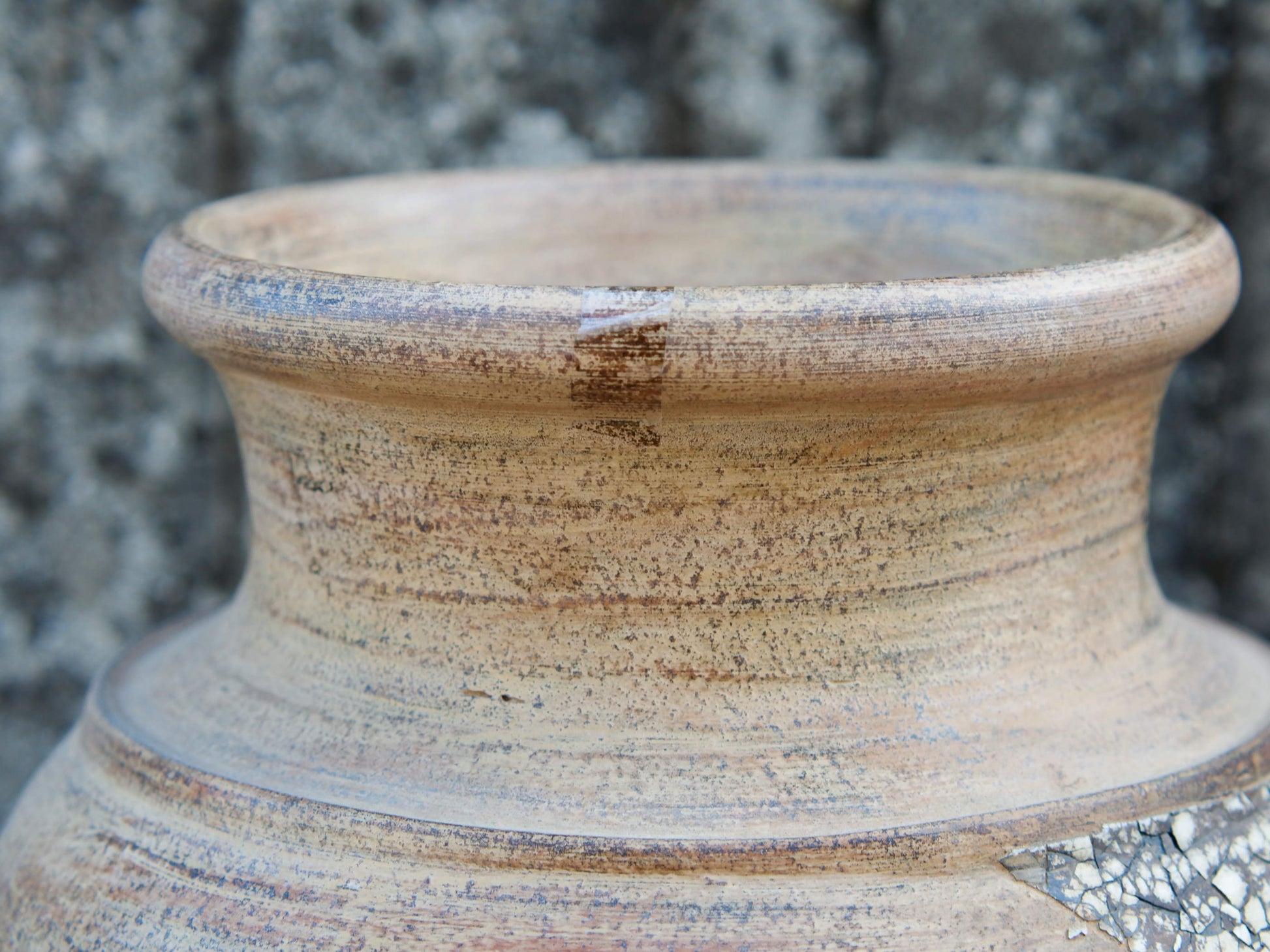 vaso in terracotta e gusci d'uovo, realizzato a mano. provenienza India. volendo si puo' avere in qualsiasi colore.  dimensioni diametro 28 h 44 cm