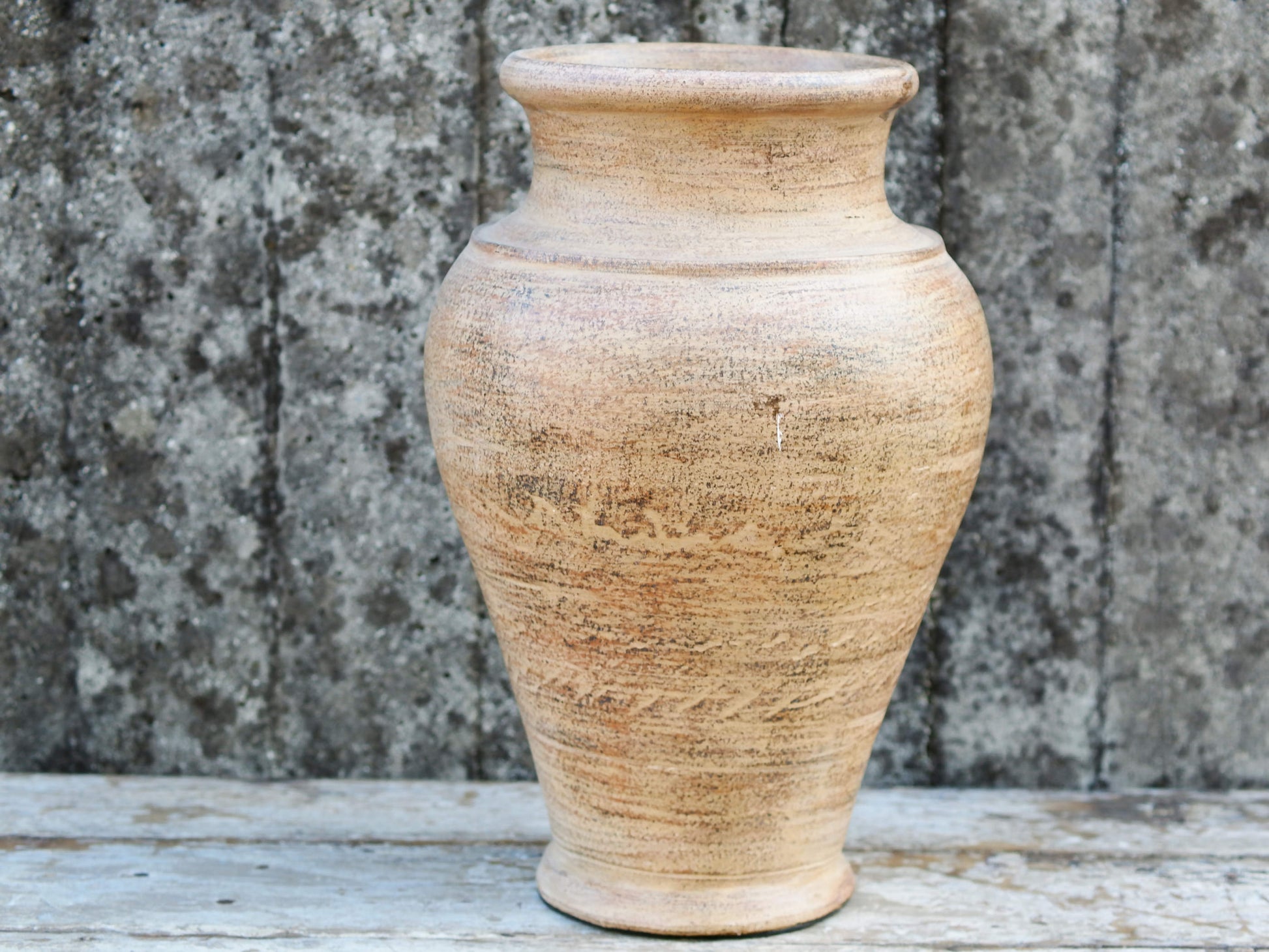 vaso in terracotta e gusci d'uovo, realizzato a mano. provenienza India. volendo si puo' avere in qualsiasi colore.  dimensioni diametro 28 h 44 cm