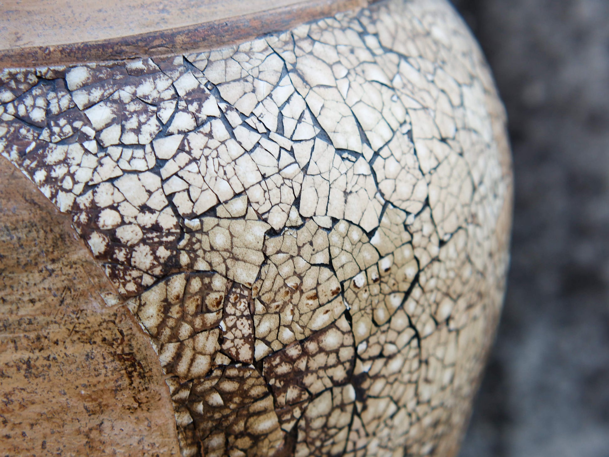 vaso in terracotta e gusci d'uovo, realizzato a mano. provenienza India. volendo si puo' avere in qualsiasi colore.  dimensioni diametro 28 h 44 cm