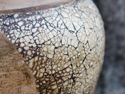 vaso in terracotta e gusci d'uovo, realizzato a mano. provenienza India. volendo si puo' avere in qualsiasi colore.  dimensioni diametro 28 h 44 cm