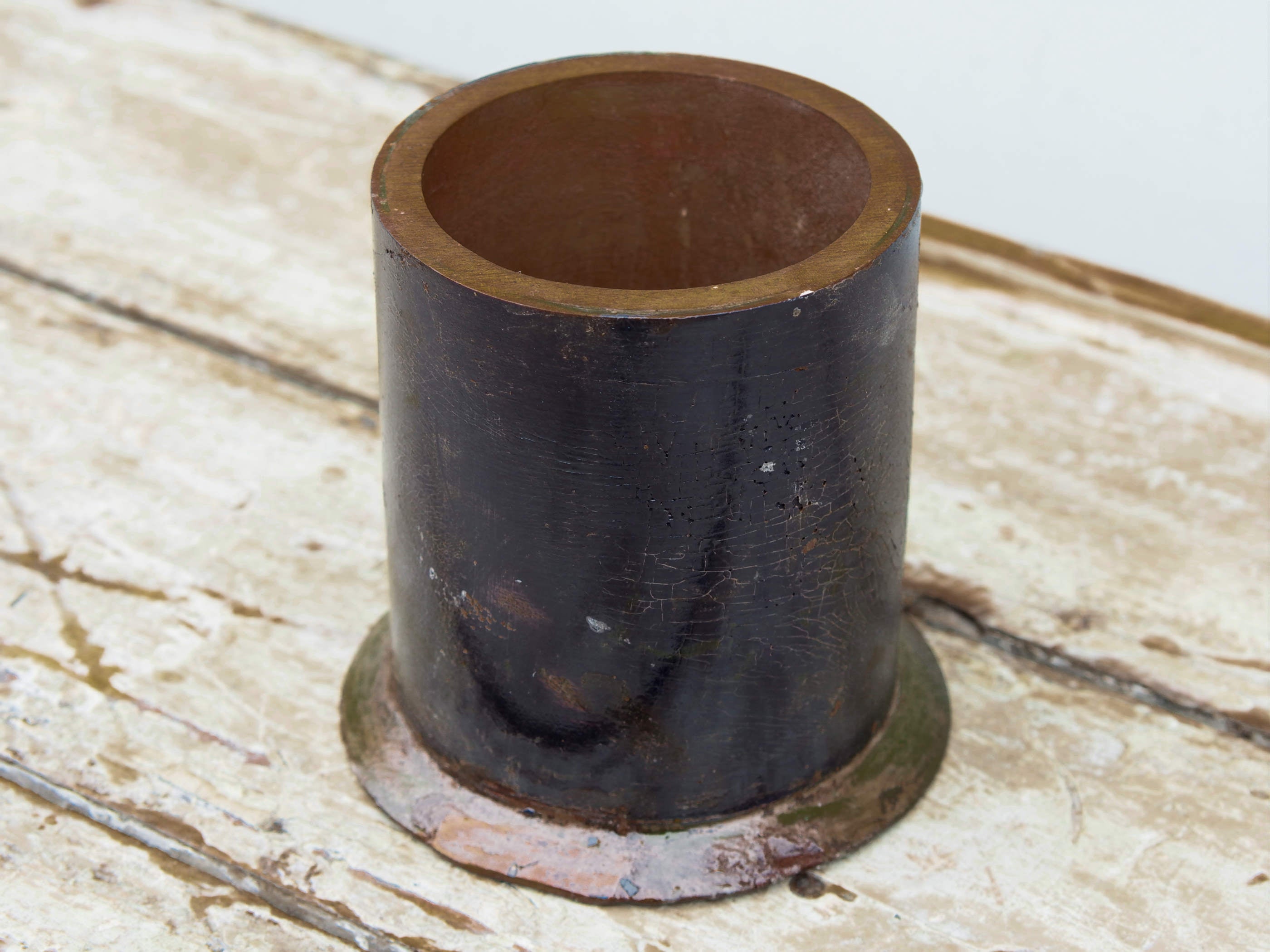 Vaso indiano in legno dipinto. Ricavato da un unico tronco di legno incavato.   dimensioni diametro base 14cm, foro interno 9cm, h 15cm.
