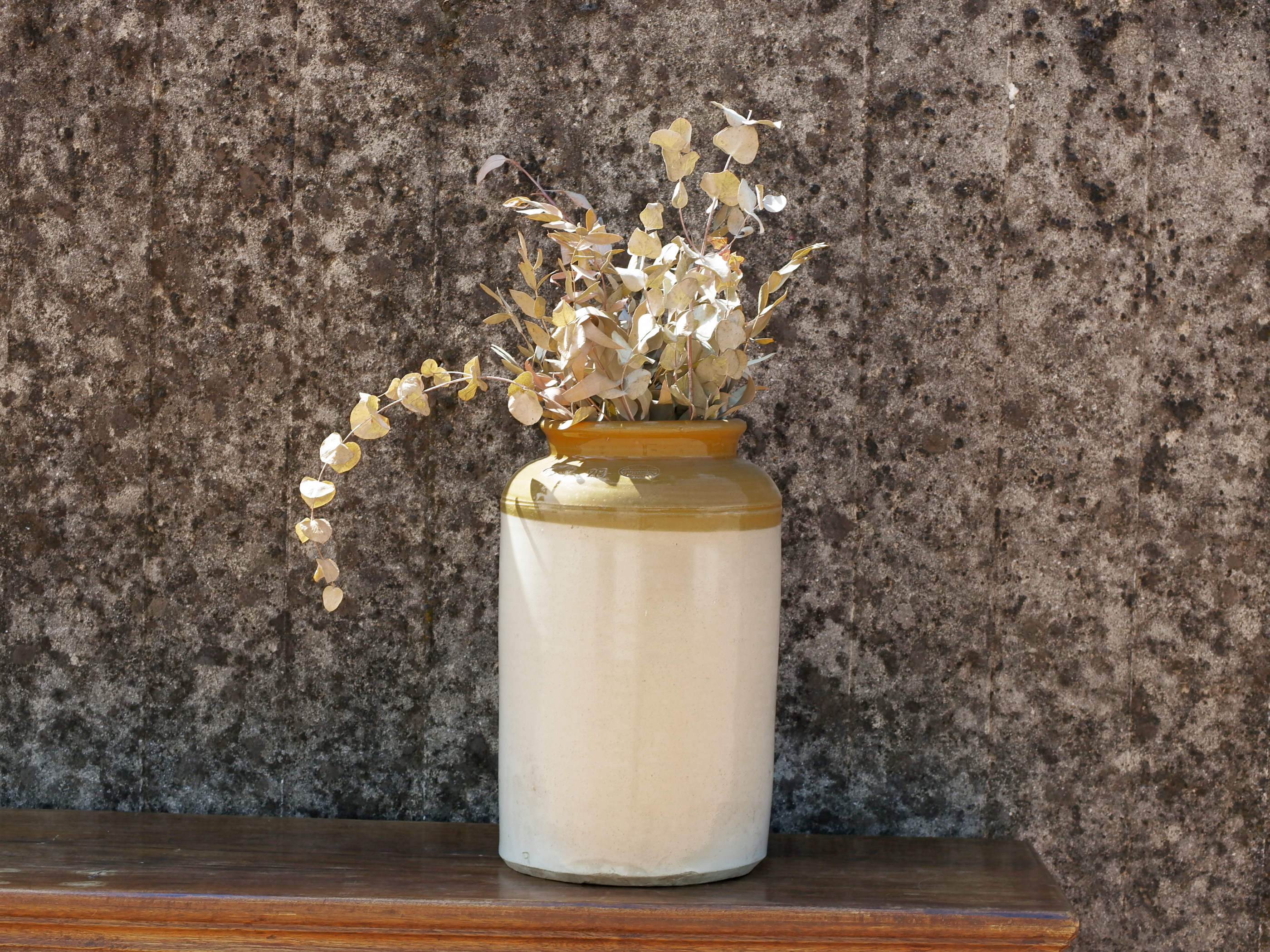 Vaso vintage in ceramica dipinto. Impiegati in India per il trasporto del latte. (venduto senza la componente floreale) Diametro 21 h37cm