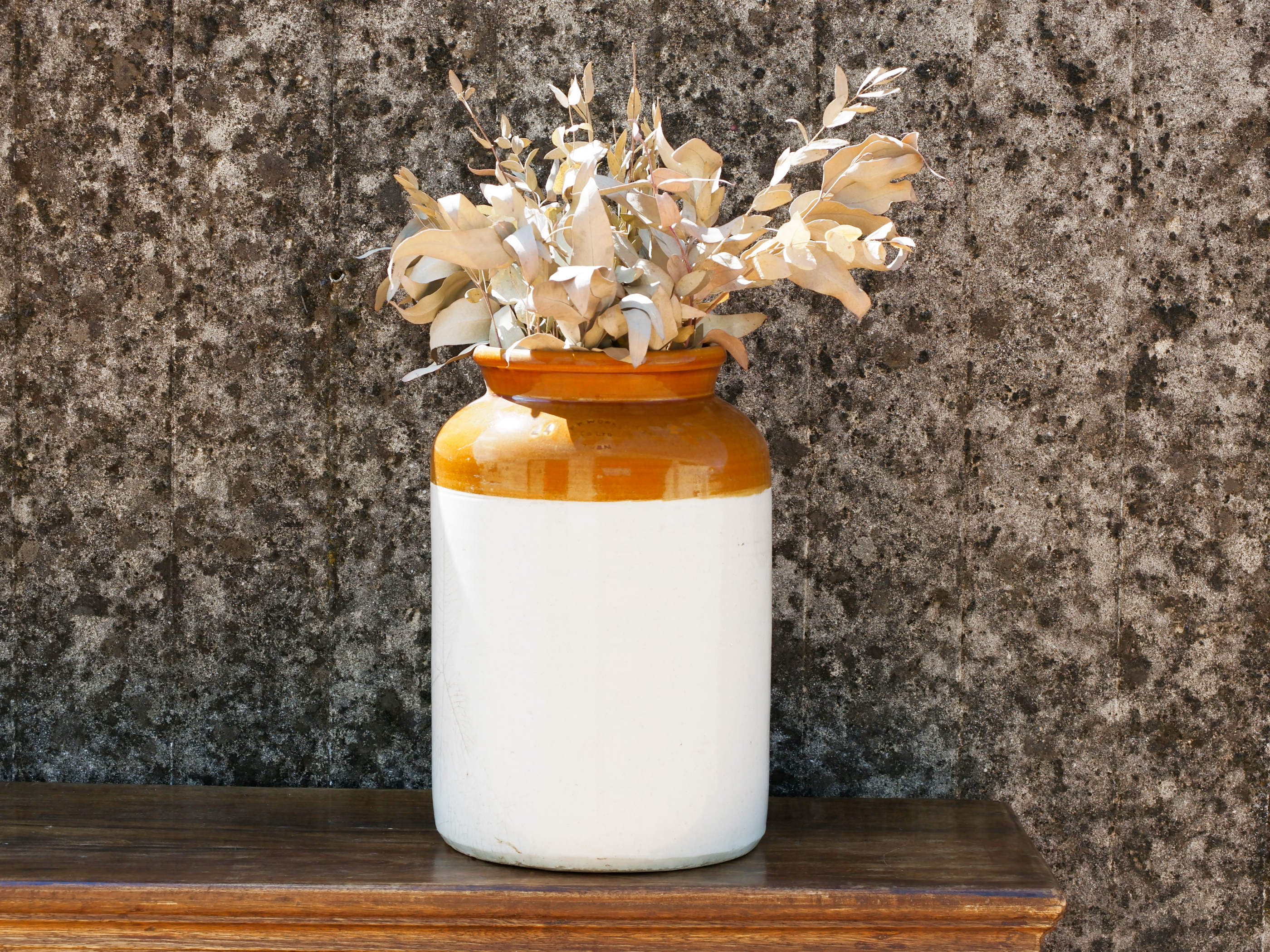 Vaso vintage in ceramica dipinto. Impiegati in India per il trasporto del latte. (venduto senza la componente floreale) Diametro 24 h 36 cm