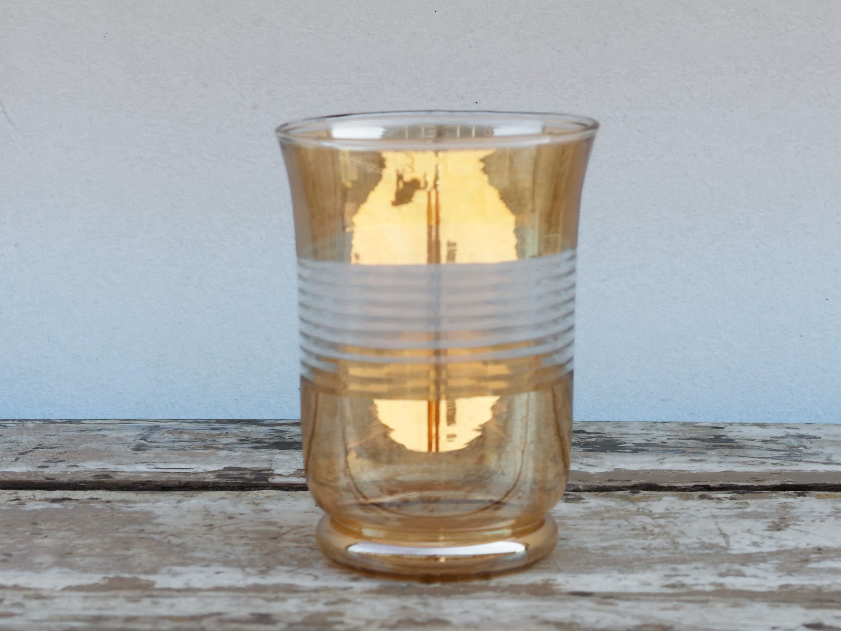 Vaso in vetro colorato, inciso, lavorato artigianalmente.  Dimensioni diametro 12 h17cm.