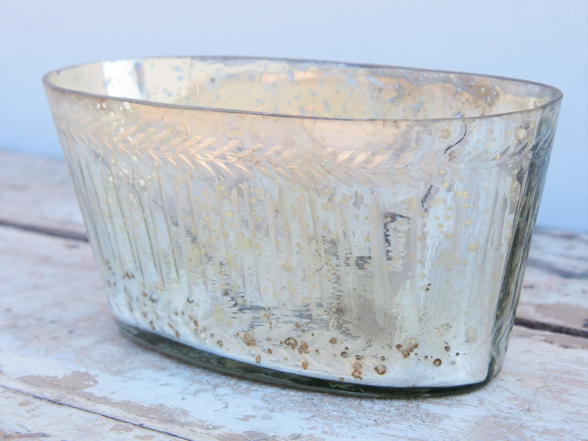 Vaso in vetro decorato, lavorato artigialmente.  Dimensioni 25x11 h11cm.