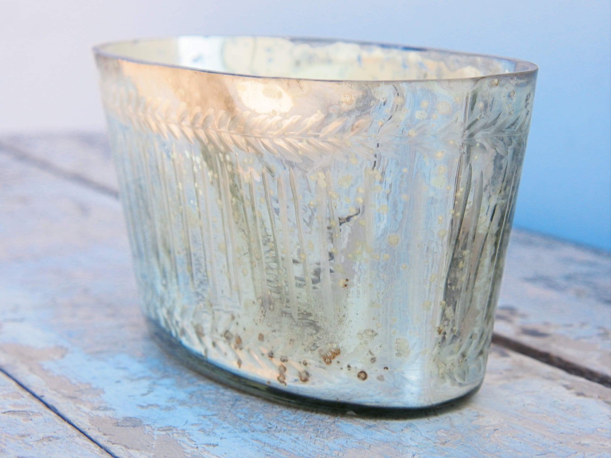 Vaso in vetro decorato, lavorato artigialmente.  Dimensioni 25x11 h11cm.
