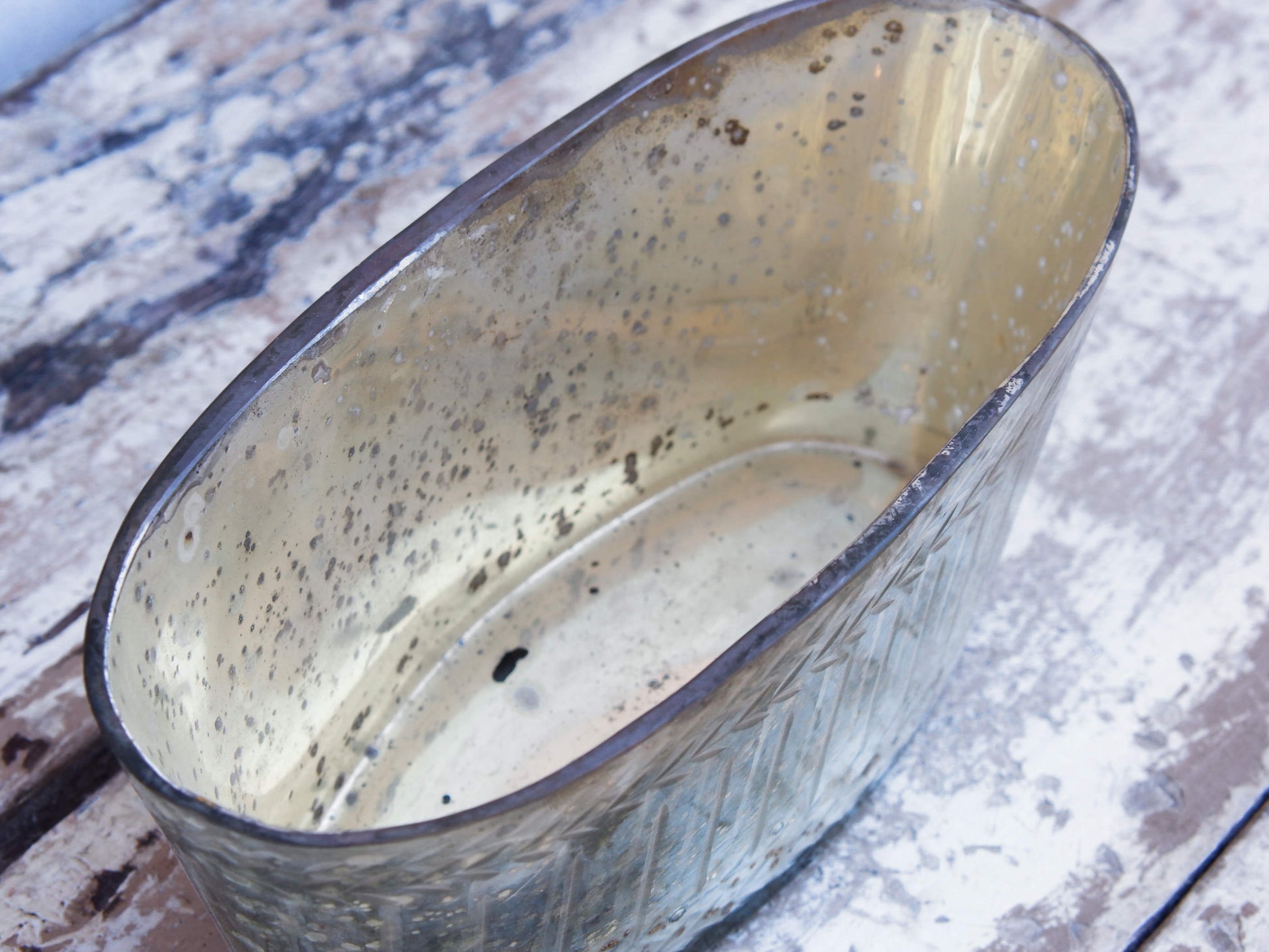 Vaso in vetro decorato, lavorato artigialmente.  Dimensioni 25x11 h11cm.