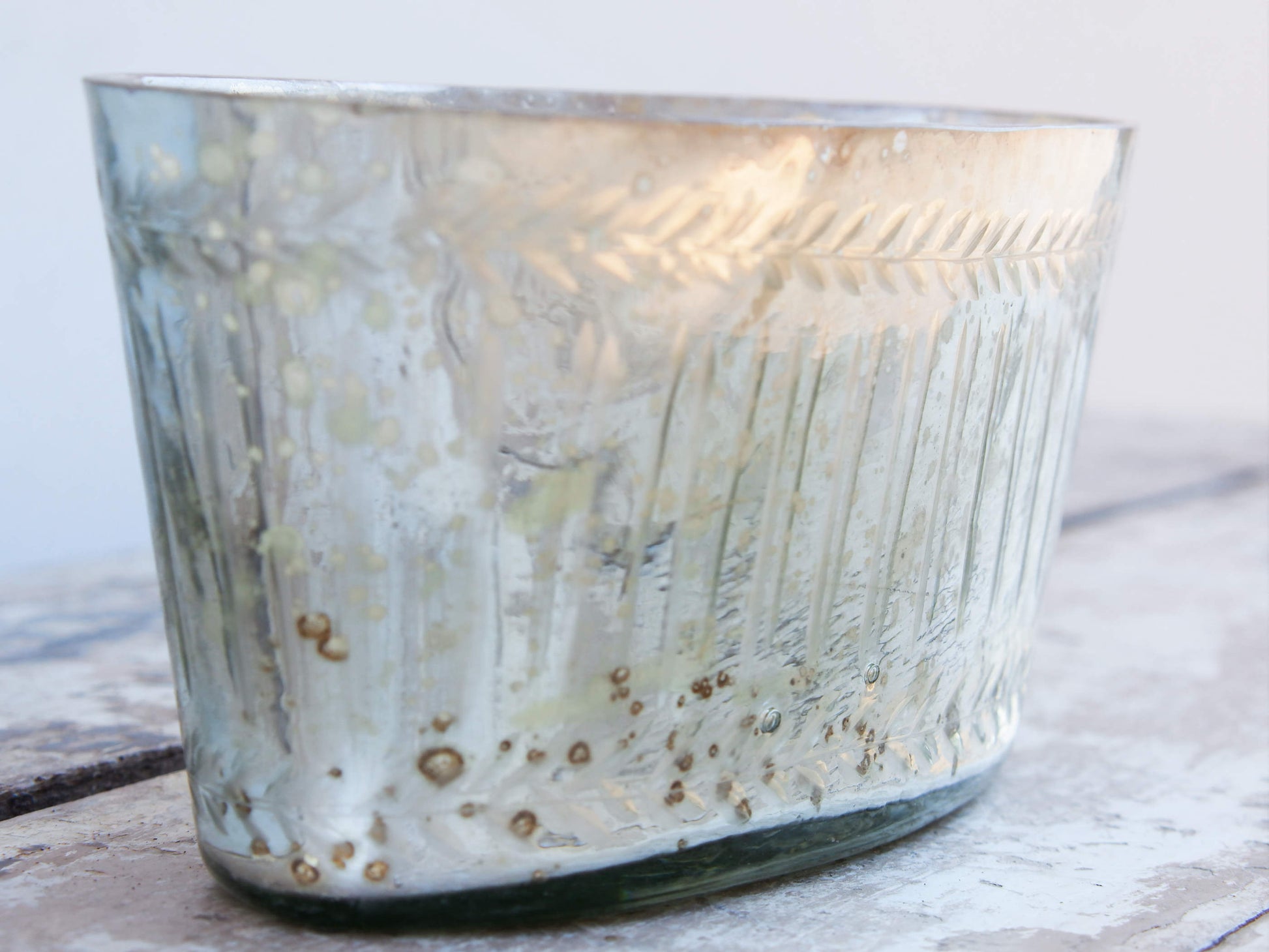 Vaso in vetro decorato, lavorato artigialmente.  Dimensioni 25x11 h11cm.