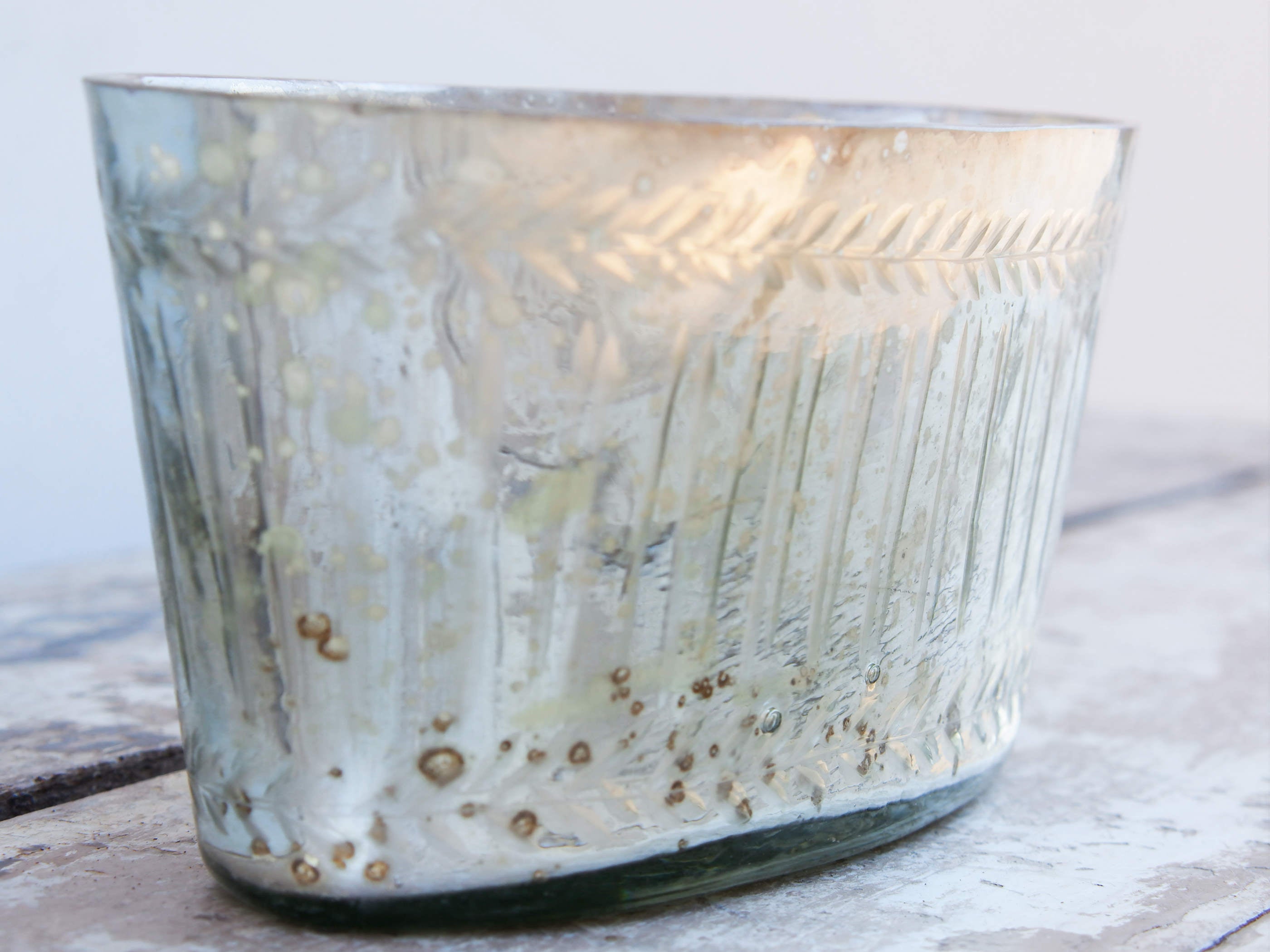 Vaso in vetro decorato, lavorato artigialmente.  Dimensioni 25x11 h11cm.