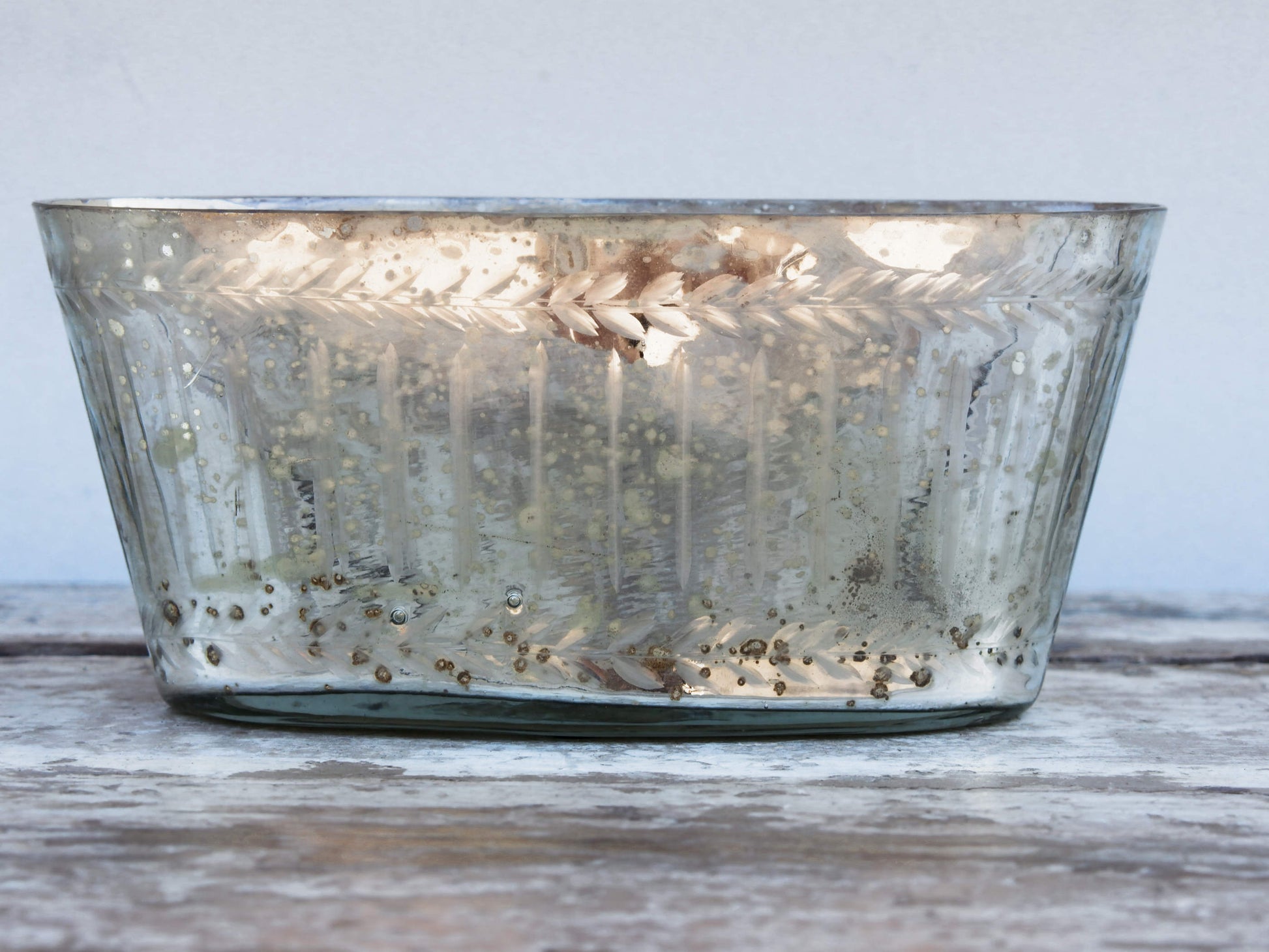 Vaso in vetro decorato, lavorato artigialmente.  Dimensioni 25x11 h11cm.
