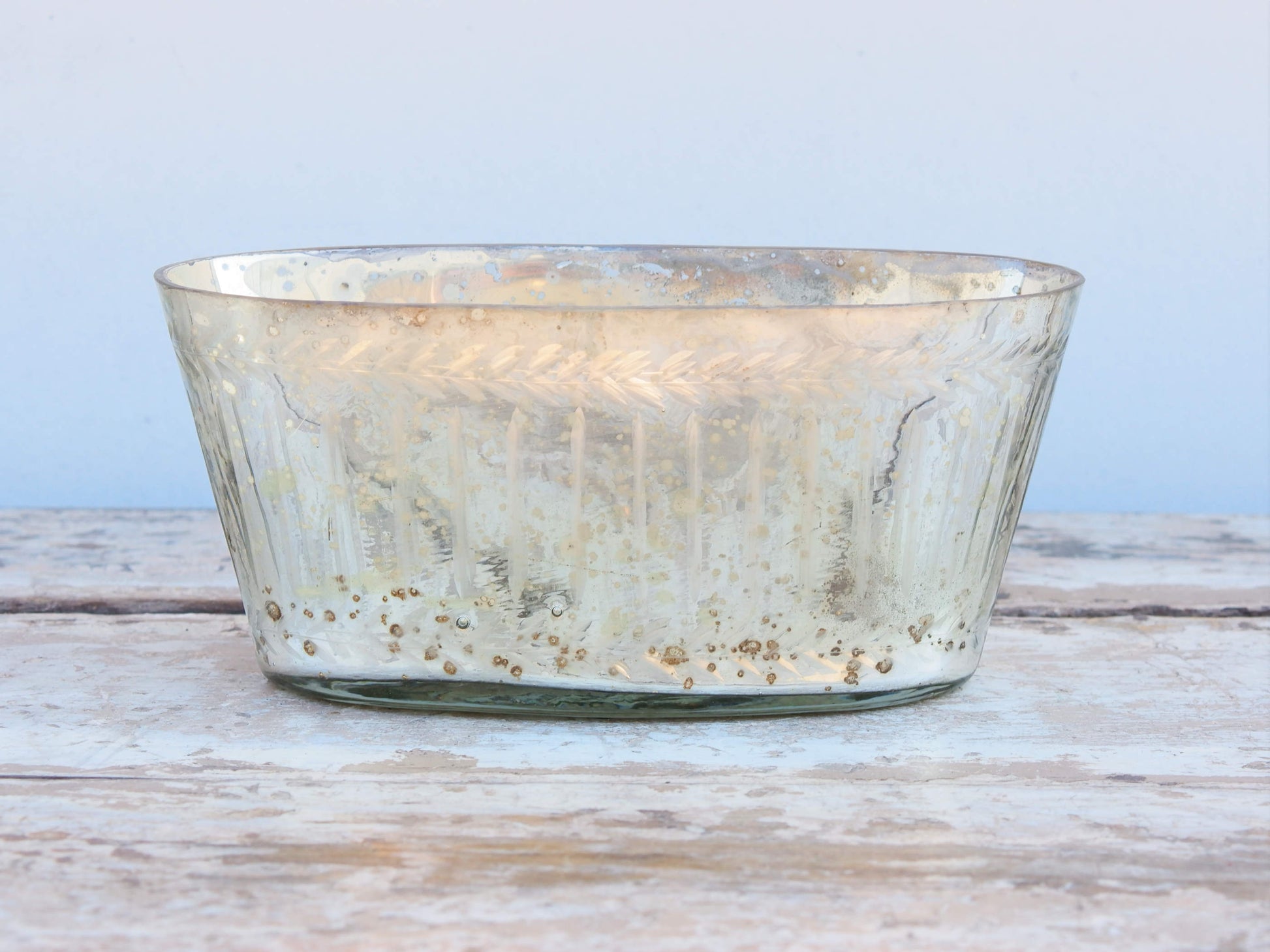 Vaso in vetro decorato, lavorato artigialmente.  Dimensioni 25x11 h11cm.