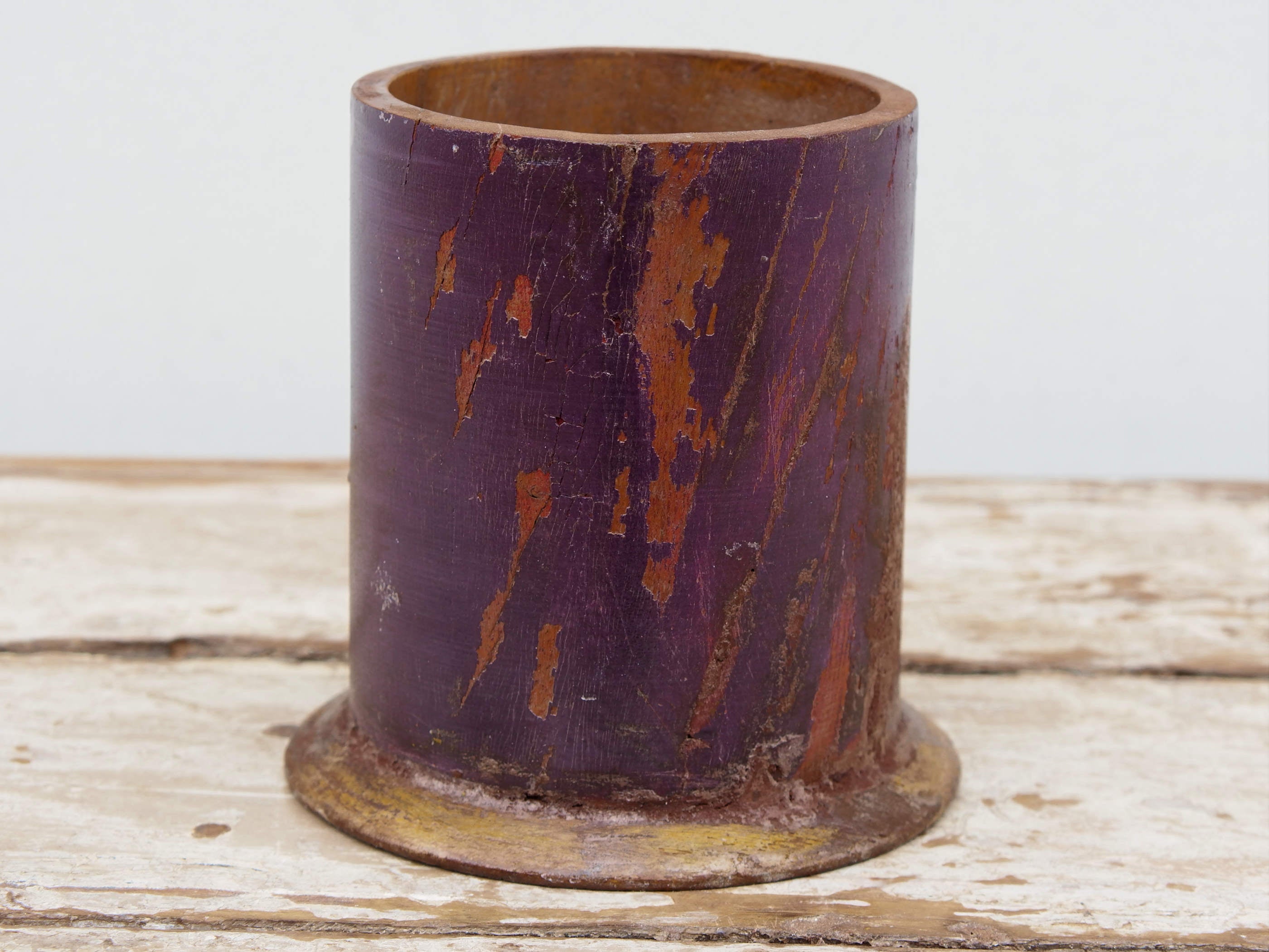 Vaso indiano in legno dipinto. Ricavato da un unico tronco di legno incavato.   dimensioni diametro base 14cm, foro interno 10cm, h 15cm.