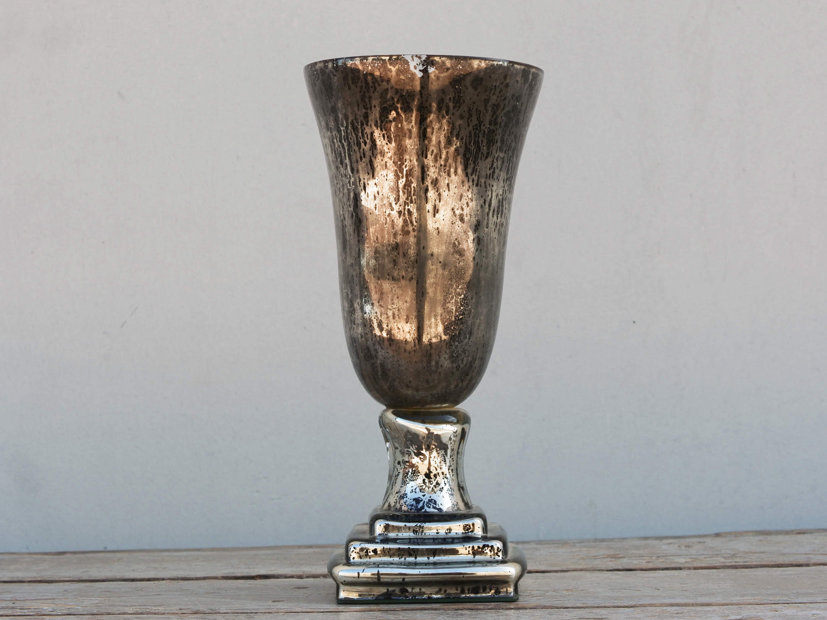 Vaso in vetro con foglia argento. Lavorata artigialmente. Dimensioni Diametro 15 h32m.