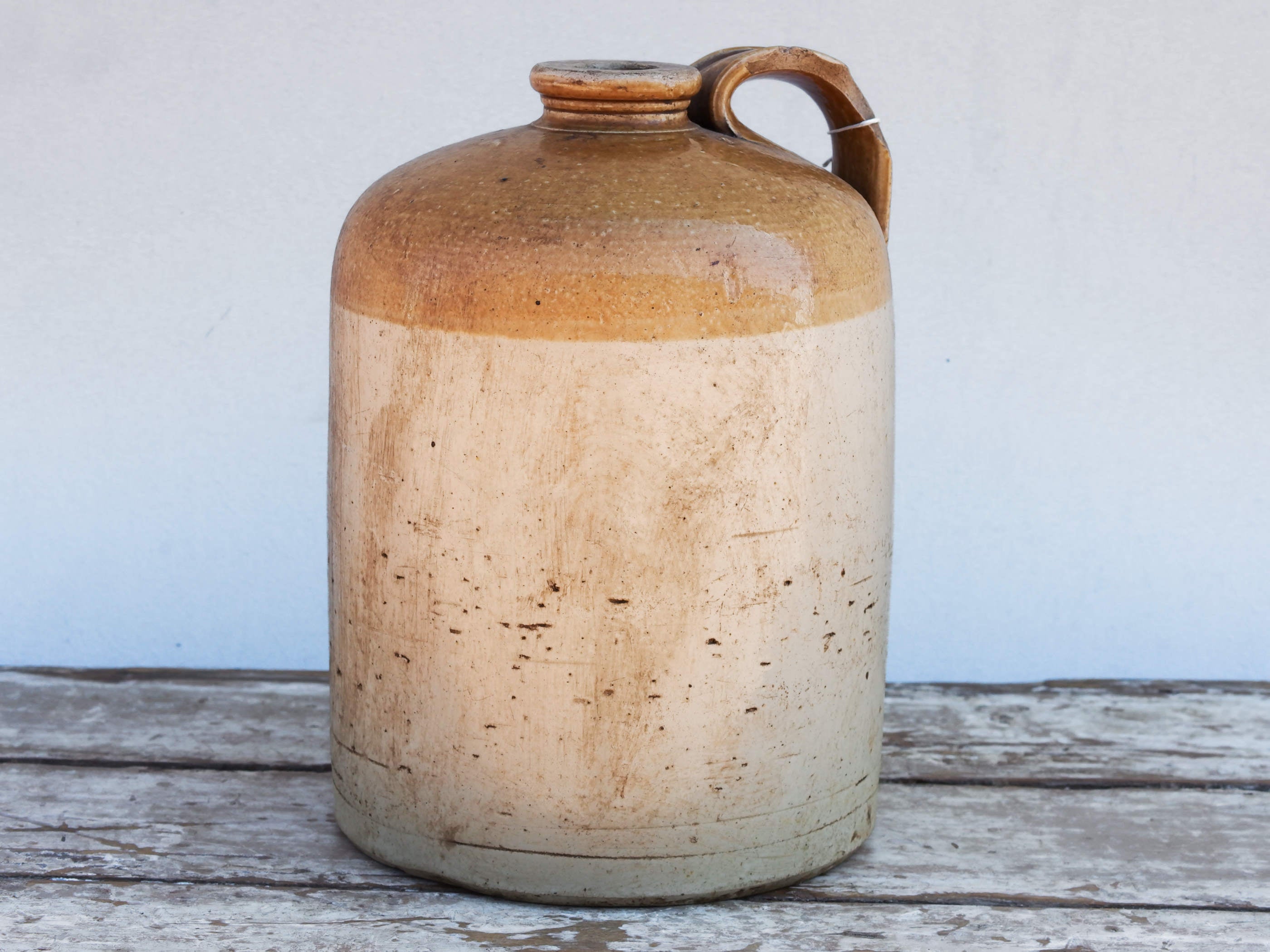 Vaso in ceramica dipinto, anni '40, impiegati in India per il trasporto del latte. Diametro 25 h38cm