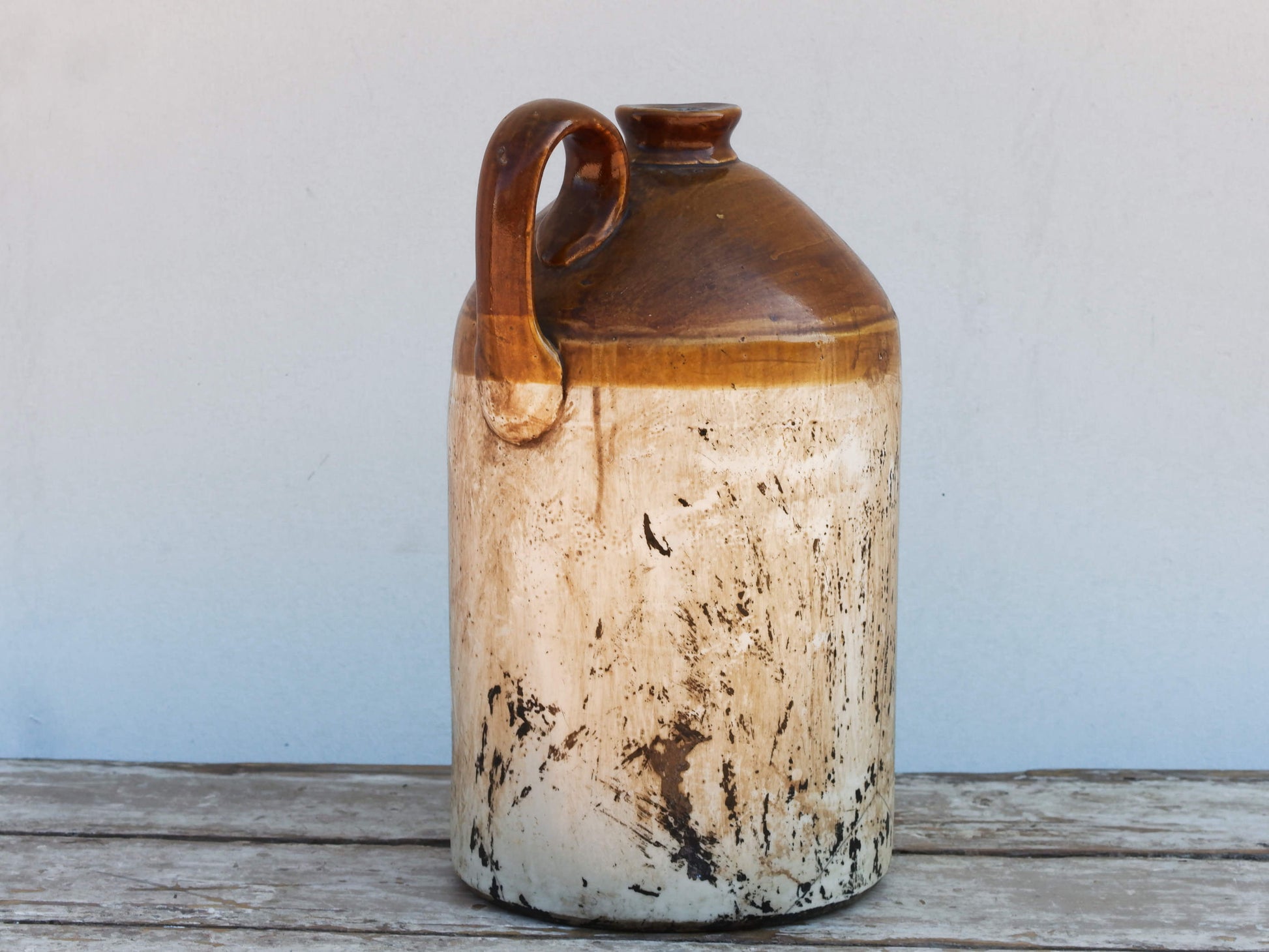 Vaso in ceramica dipinto, anni '40, impiegati in India per il trasporto del latte. Dimensioni Diametro 26 h42