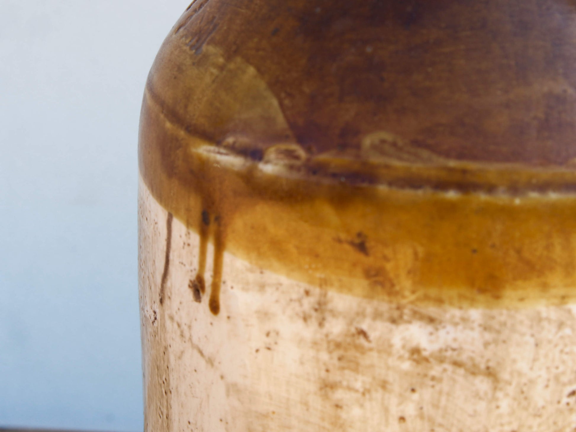 Vaso in ceramica dipinto, anni '40, impiegati in India per il trasporto del latte. Dimensioni Diametro 26 h42