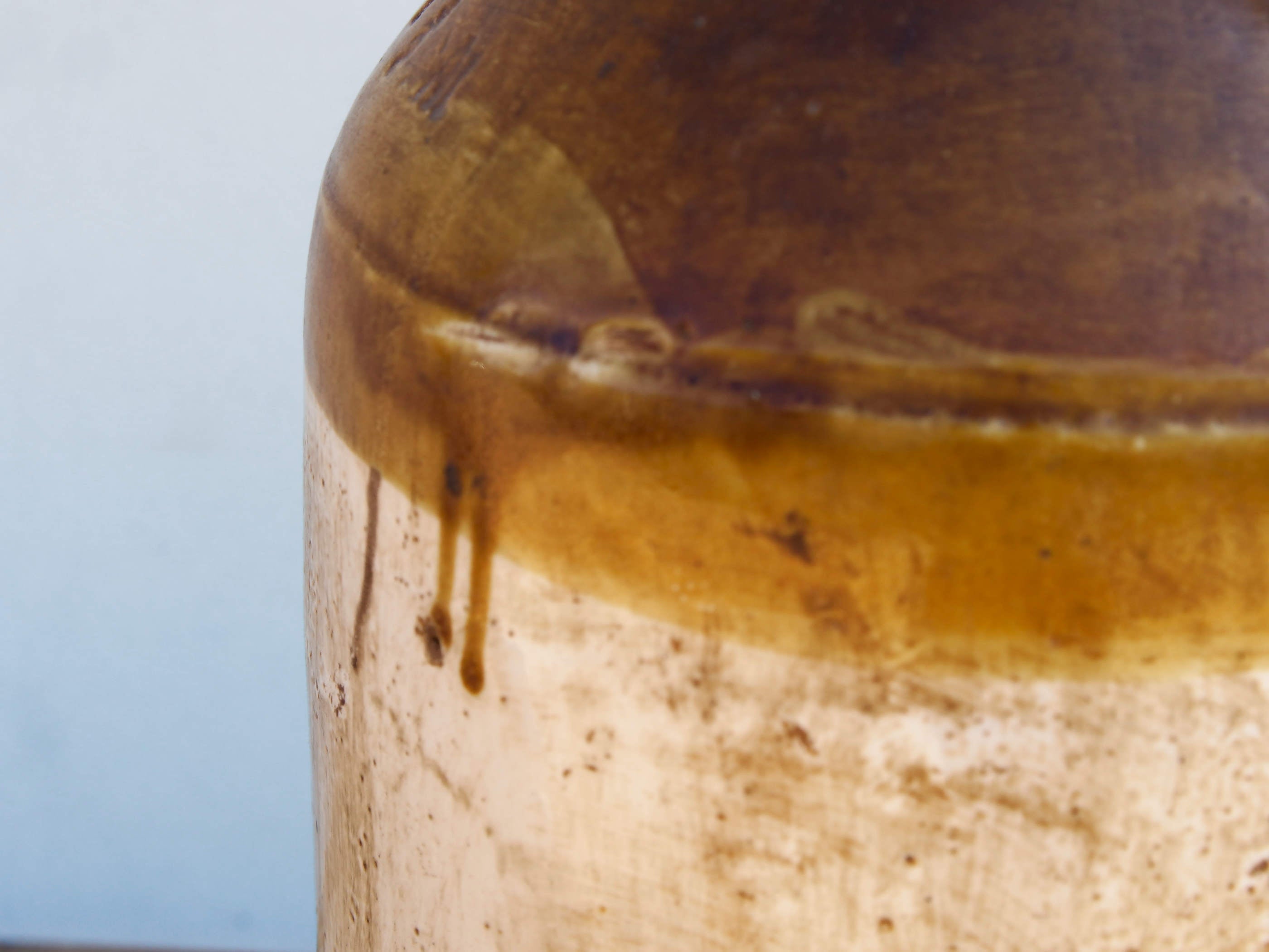 Vaso in ceramica dipinto, anni '40, impiegati in India per il trasporto del latte. Dimensioni Diametro 26 h42