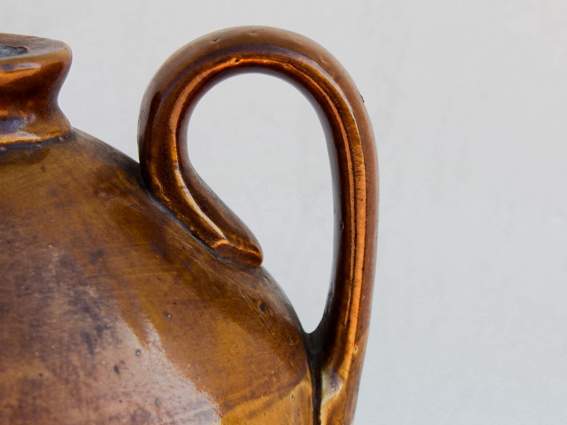 Vaso in ceramica dipinto, anni '40, impiegati in India per il trasporto del latte. Dimensioni Diametro 26 h42