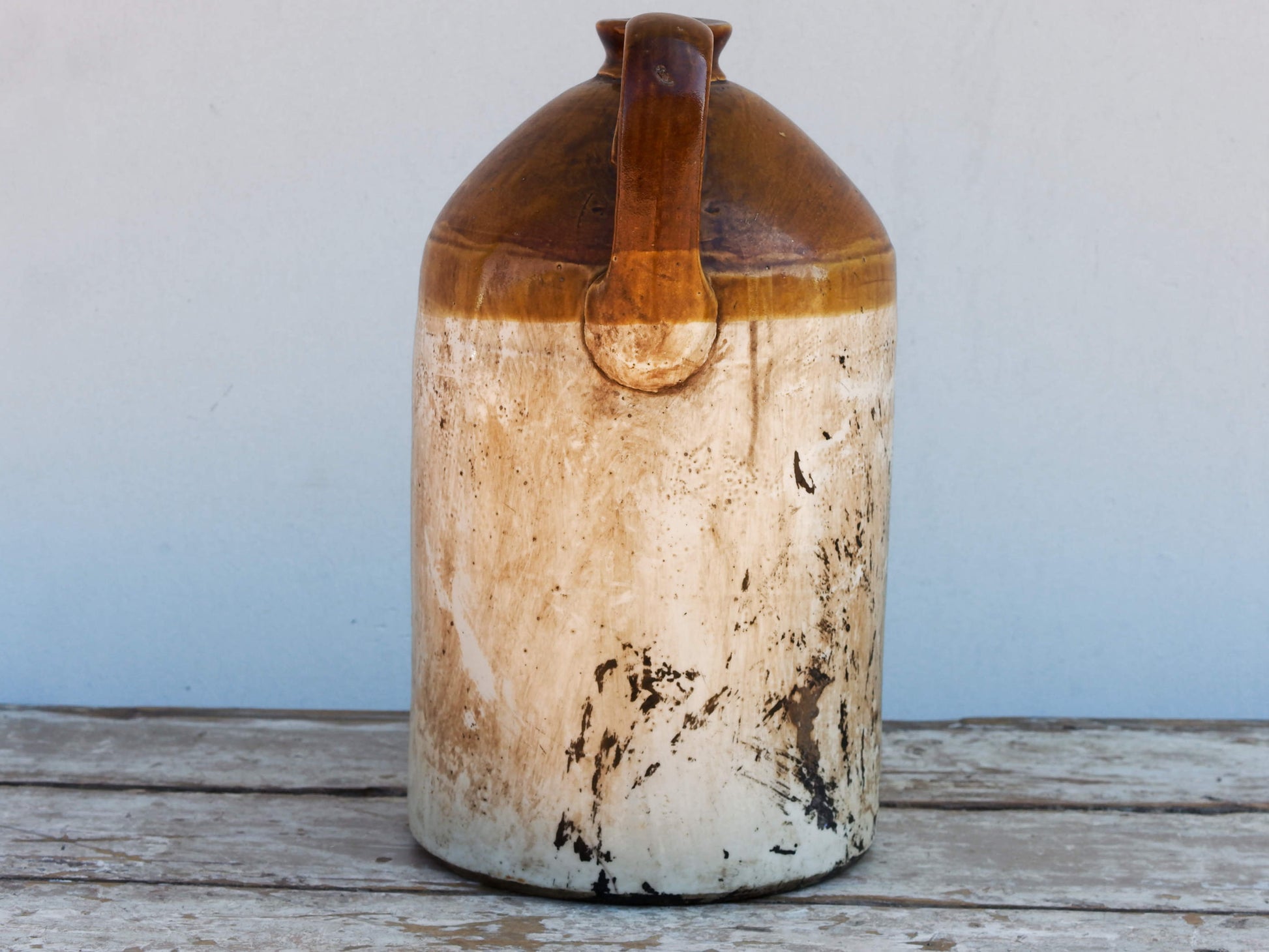 Vaso in ceramica dipinto, anni '40, impiegati in India per il trasporto del latte. Dimensioni Diametro 26 h42