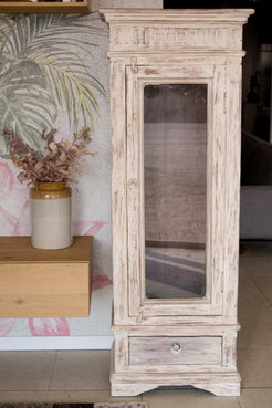 Vetrina indiana shabby chic in legno massiccio di teak con anta centrale, cassetto e vetri laterali.