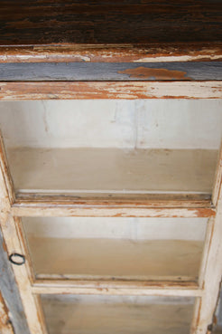 Primo piano dell'interno della vetrina e della struttura in legno di teak.