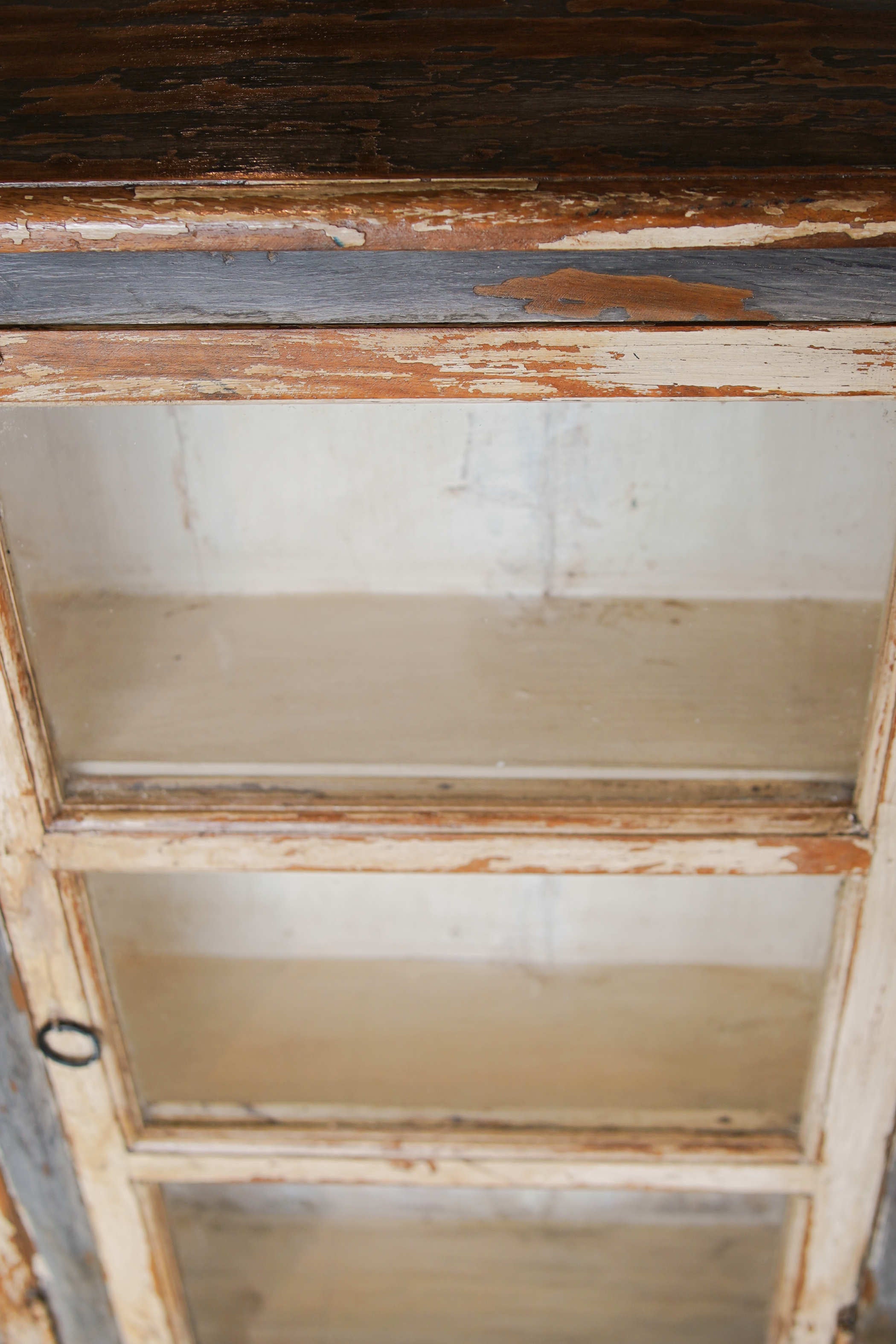 Primo piano dell'interno della vetrina e della struttura in legno di teak.
