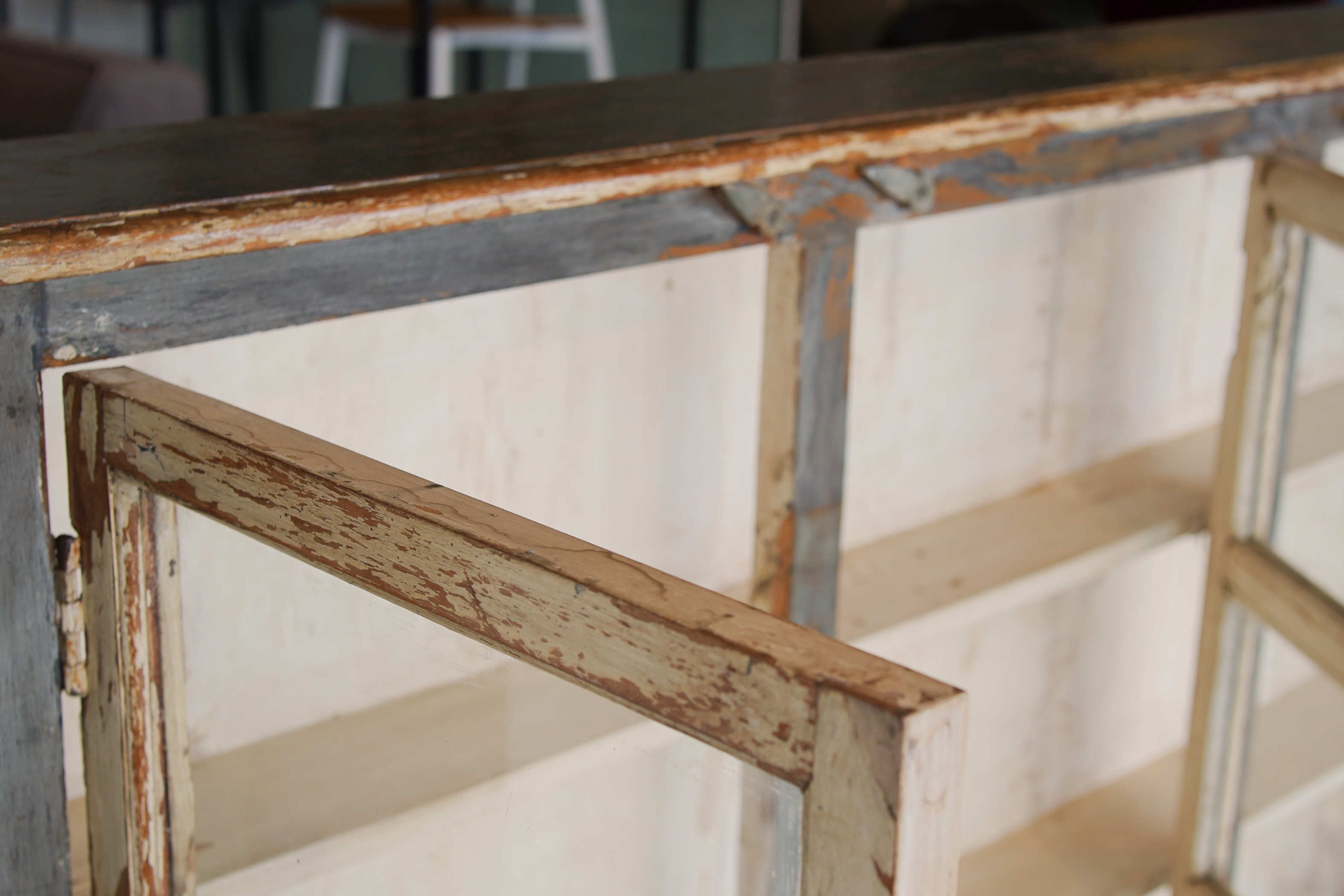 Primo piano dell'interno della vetrina e della struttura in legno di teak.