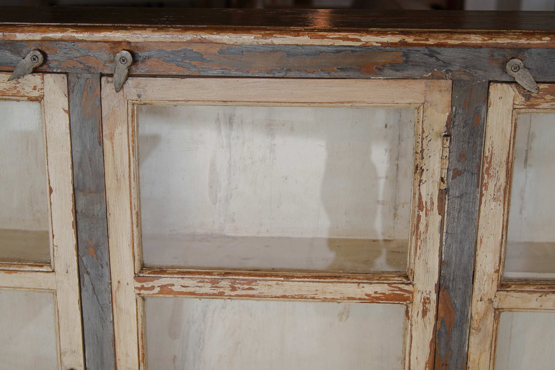 Particolare delle chiusure delle tre ante e delle relative cornici in legno massello.