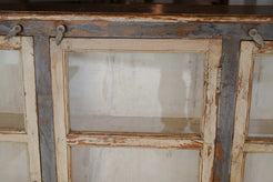 Particolare delle chiusure delle tre ante e delle relative cornici in legno massello.