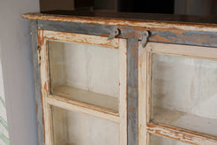 Particolare delle chiusure delle tre ante e delle relative cornici in legno massello.