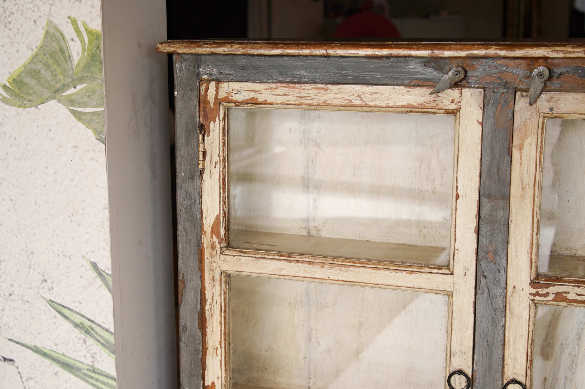 Particolare delle tre ante e delle relative cornici in legno massello.
