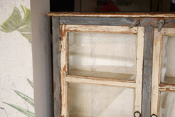 Particolare delle tre ante e delle relative cornici in legno massello.