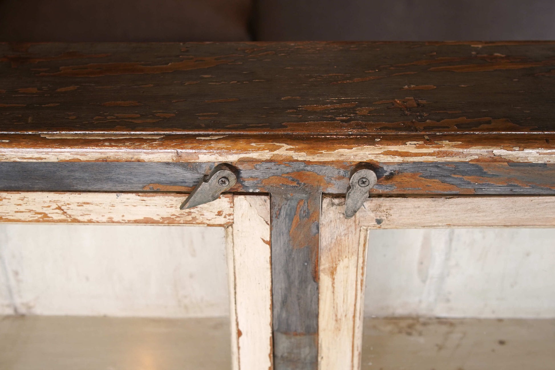 Particolare delle tre ante e delle relative cornici in legno massello.
