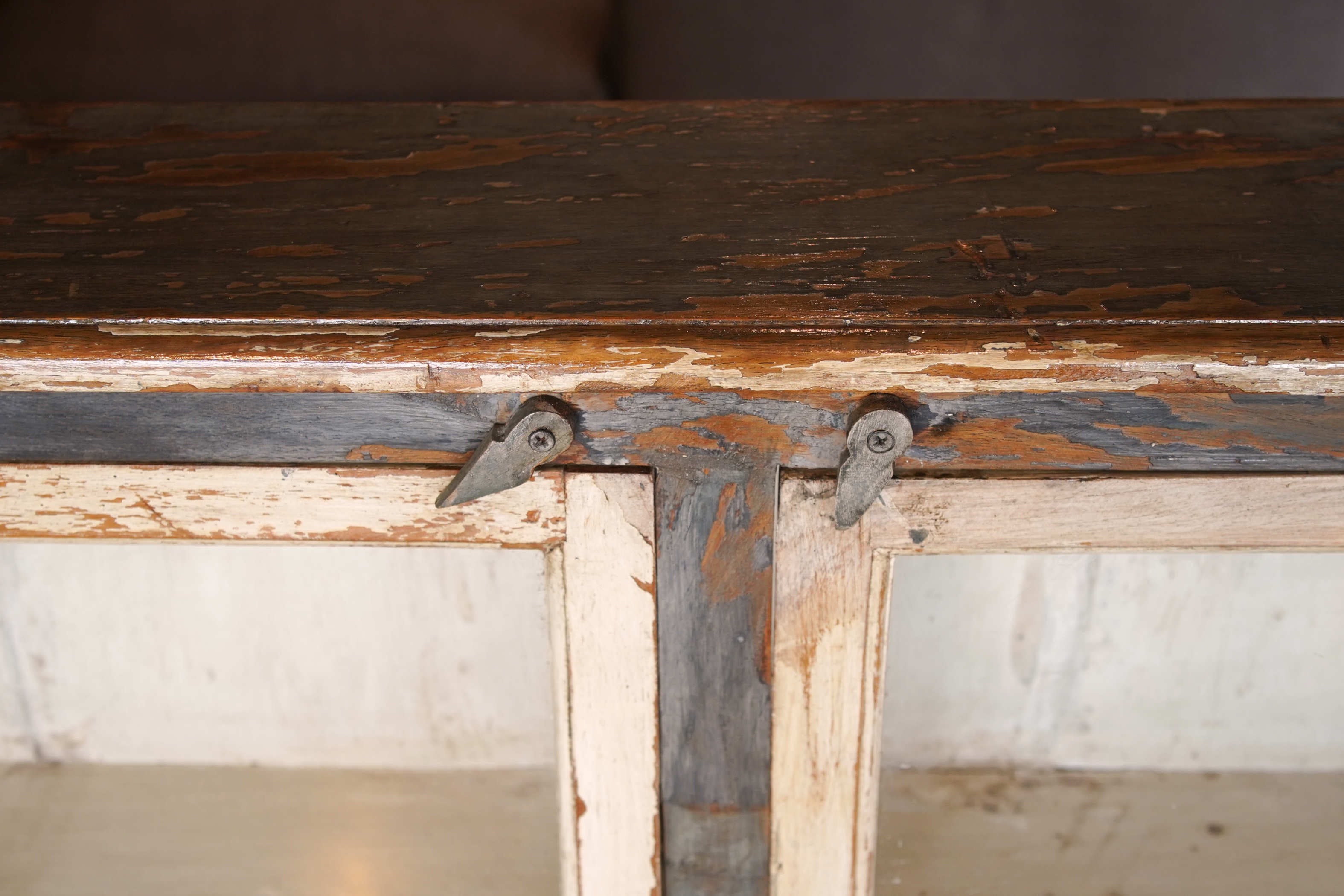 Particolare delle tre ante e delle relative cornici in legno massello.