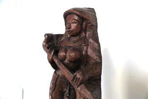 Statua Sarasvati in legno , tronco di teak inciso , 30x15h.70 databile metà 900 , pezzo unico lavorato artigianalmente . Sarasvatī è venerata sin dall'epoca vedica come dea della conoscenza e delle arti, della letteratura, musica, pittura e poesia, ma anche della verità, del perdono, delle guarigioni e delle nascite Nel Vedānta viene invece citata come energia femminile e aspetto (shakti) di Brahmā, in particolare come personificazione della sua conoscenza; come nei testi più antichi, è venerata anche come 