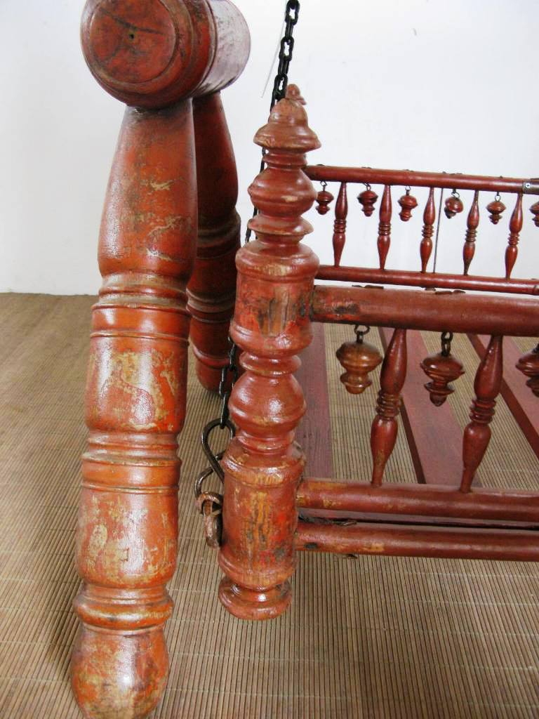 Culla Indiana Antica In Legno Di Teak. Stato Di Conservazione Ottimo, Sia Nella Parte In Legno Che Nella Parte Metallica. Databile Fine '800, Primi '900. Interamente Smontabile, Tipica Della Zona Del Nord Dell'India E Pakistan. Dimensioni 125x80xh100cm.