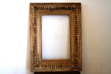 Carica l&#39;immagine nel visualizzatore di Gallery, Cornice Indiana Legno Di Teak Intarsiata. Possibilità Di Averla In Vari Colori. Dimensioni 90x120.