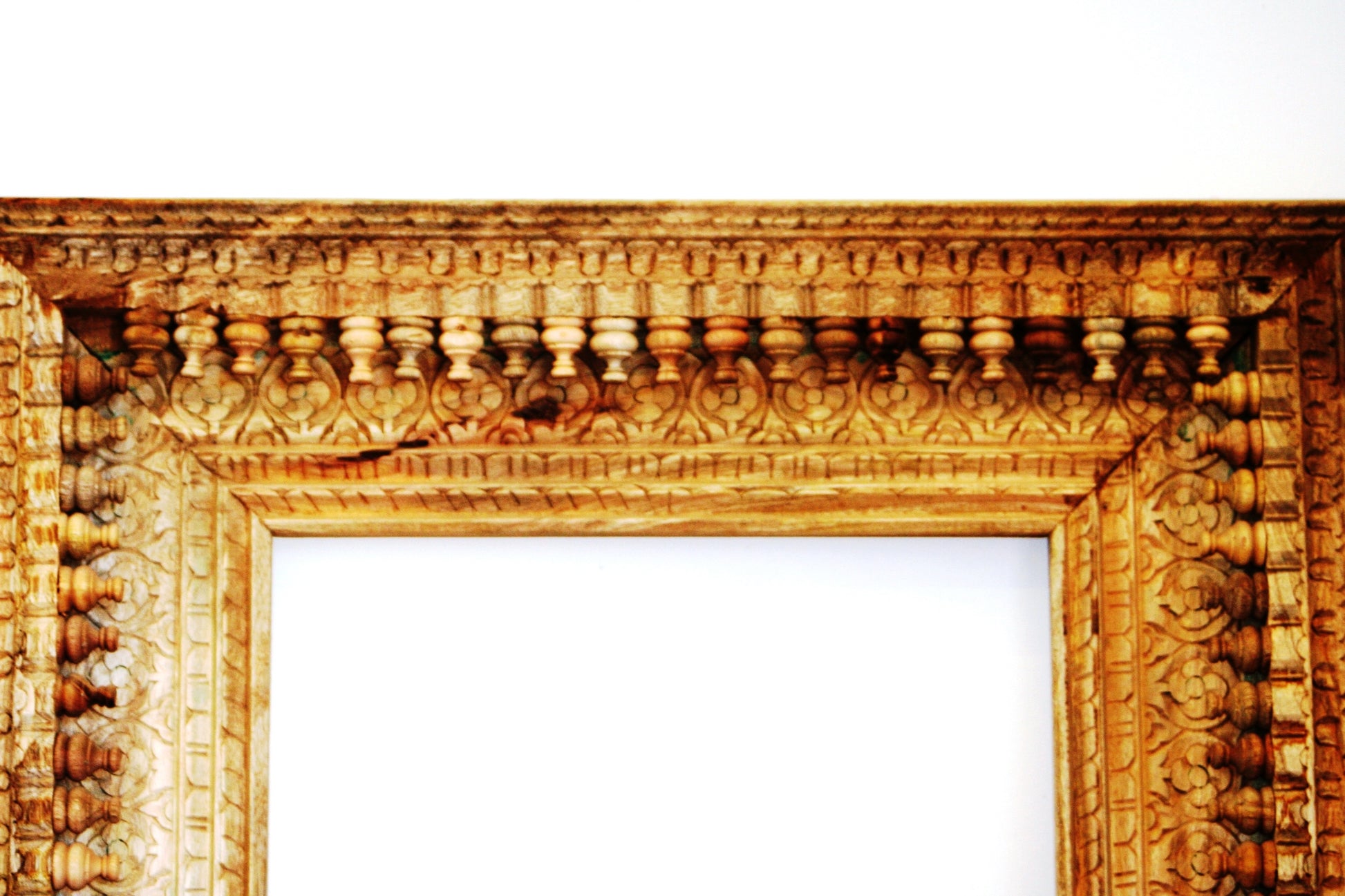 Cornice Indiana Legno Di Teak Intarsiata. Possibilità Di Averla In Vari Colori. Dimensioni 90x120.