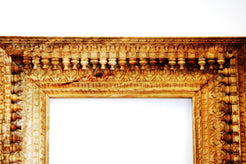 Cornice Indiana Legno Di Teak Intarsiata. Possibilità Di Averla In Vari Colori. Dimensioni 90x120.
