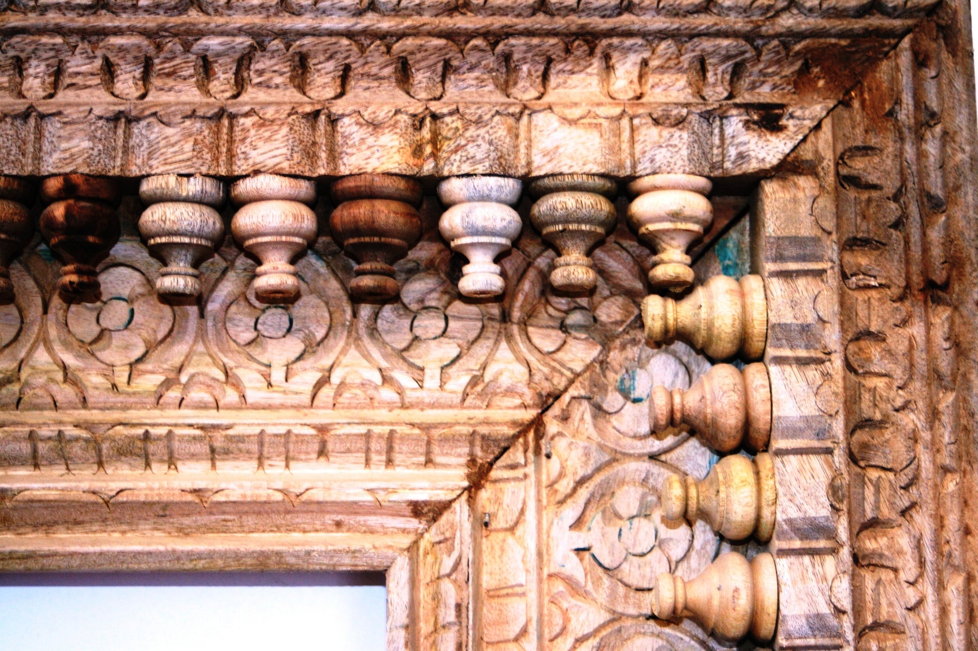Cornice Indiana Legno Di Teak Intarsiata. Possibilità Di Averla In Vari Colori. Dimensioni 90x120.