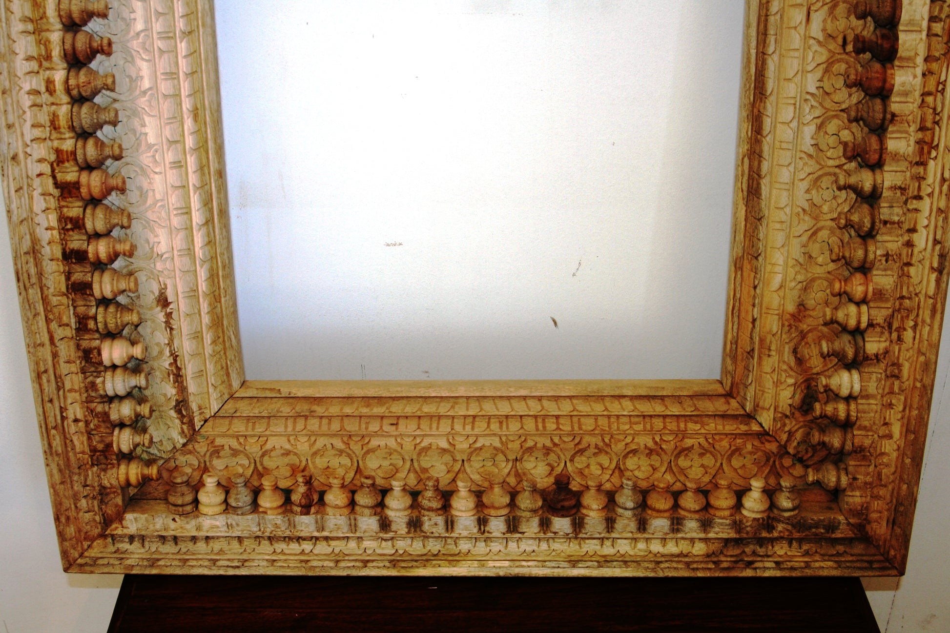 Cornice Indiana Legno Di Teak Intarsiata. Possibilità Di Averla In Vari Colori. Dimensioni 90x120.