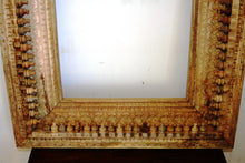 Carica l&#39;immagine nel visualizzatore di Gallery, Cornice Indiana Legno Di Teak Intarsiata. Possibilità Di Averla In Vari Colori. Dimensioni 90x120.